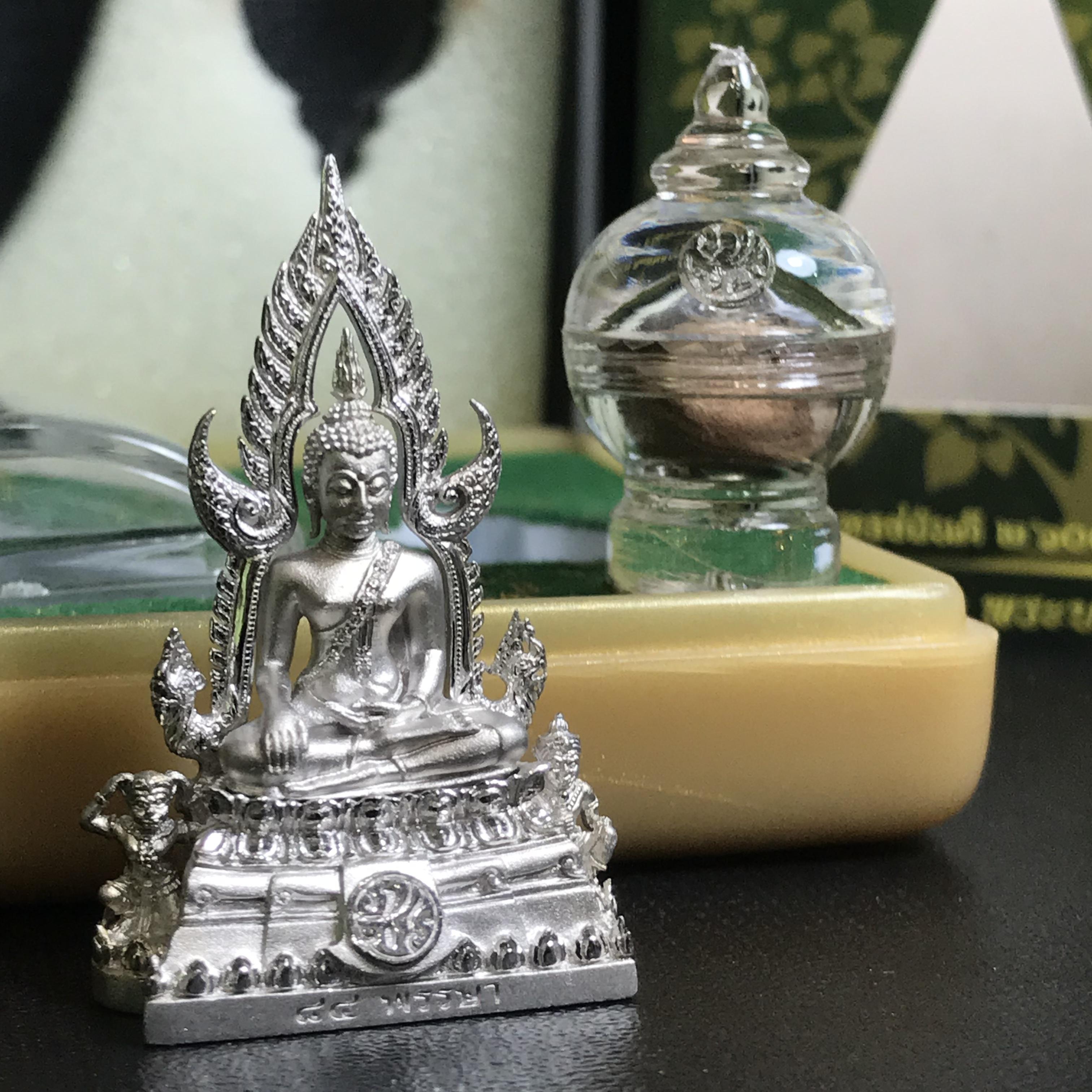 พระพุทธชินราช(จำลอง) ภปร. 84 พรรษา เนื้อเงินชุบทองคำขาว พิมพ์กลางขนาดหน้าตัก 1/2 นิ้ว(1ใน5000องค์) )(พระราชทานมวลสาร จิตรลดาและเส้นพระเจ้า(เส้นผม)รัชกาลที่9)