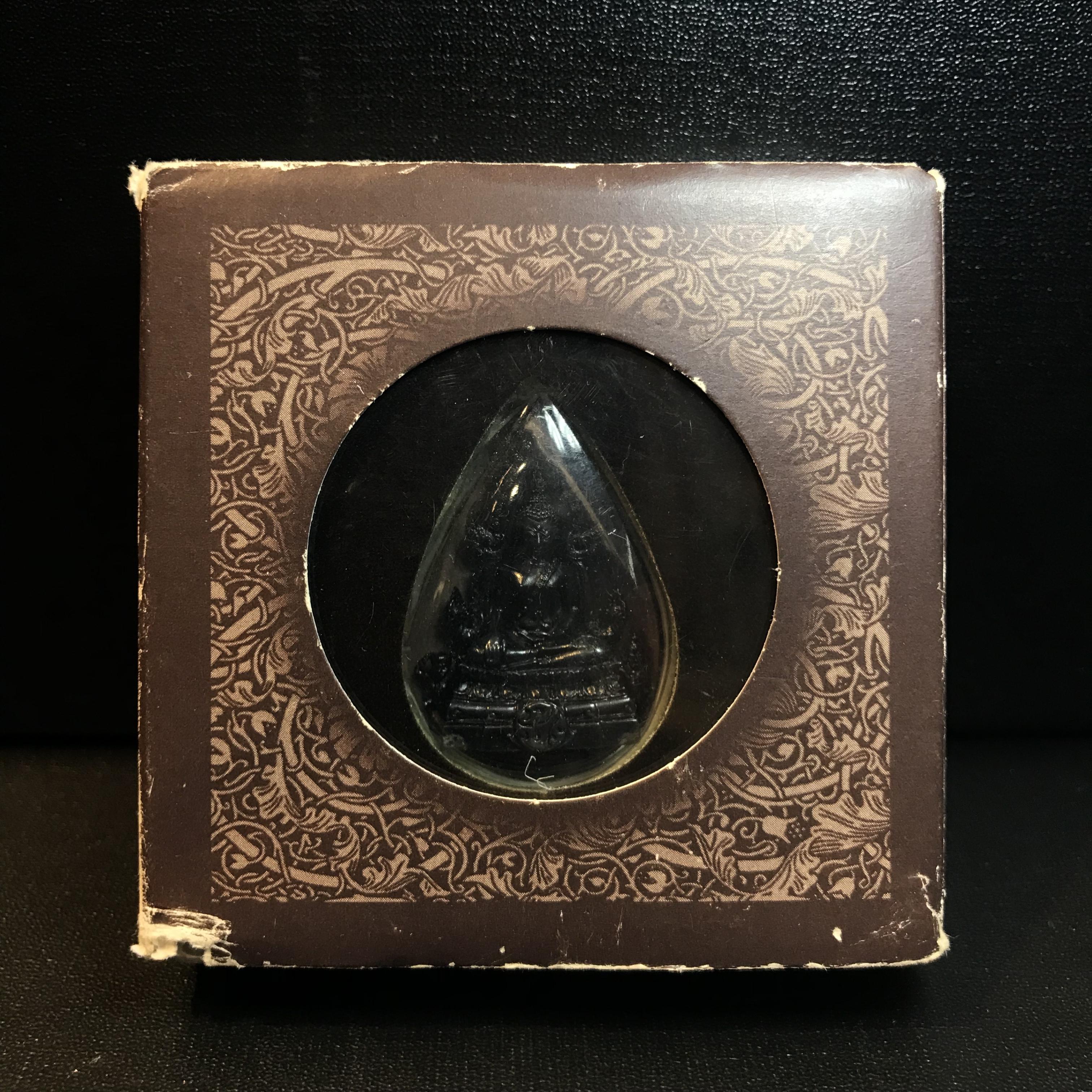 พระพุทธชินราช ภปร. โครงการ "เพราะแผ่นดินนี้ คือ แผ่นดินเกิด" ปี2548(รุ่นแรก) ลอยองค์ หน้าตัก 1/2 นิ้ว เนื้อเงินรมดำ