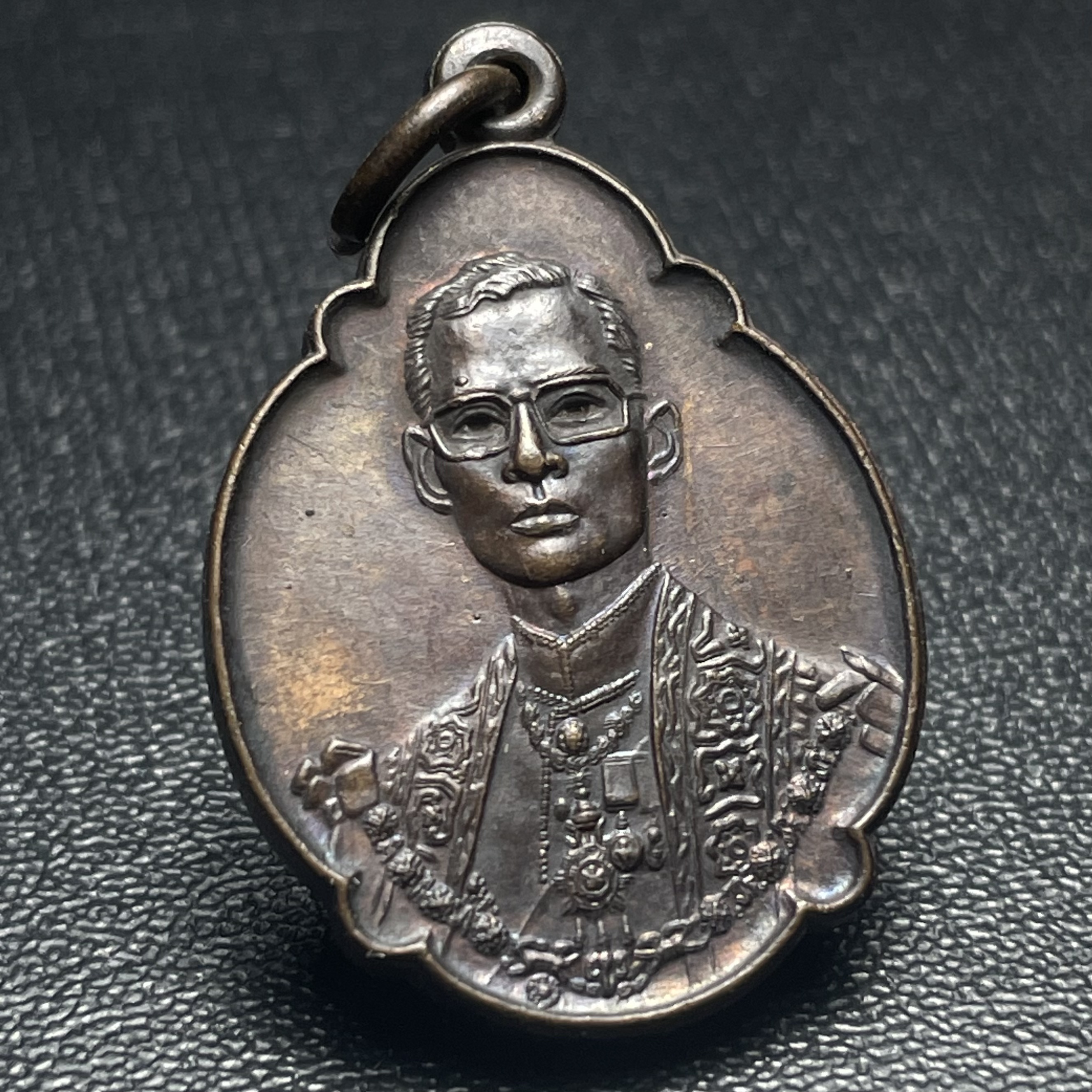 เหรียญ ร.9 ทรงเฉลิมพระชนมพรรษาครบ 4 รอบ ปี2518 เนื้อทองแดง(พิธีใหญ่)(รุ่นยอดนิยม เหรียญหลักที่ต้องมี เกจิดังในยุคร่วมปลุกเสก)