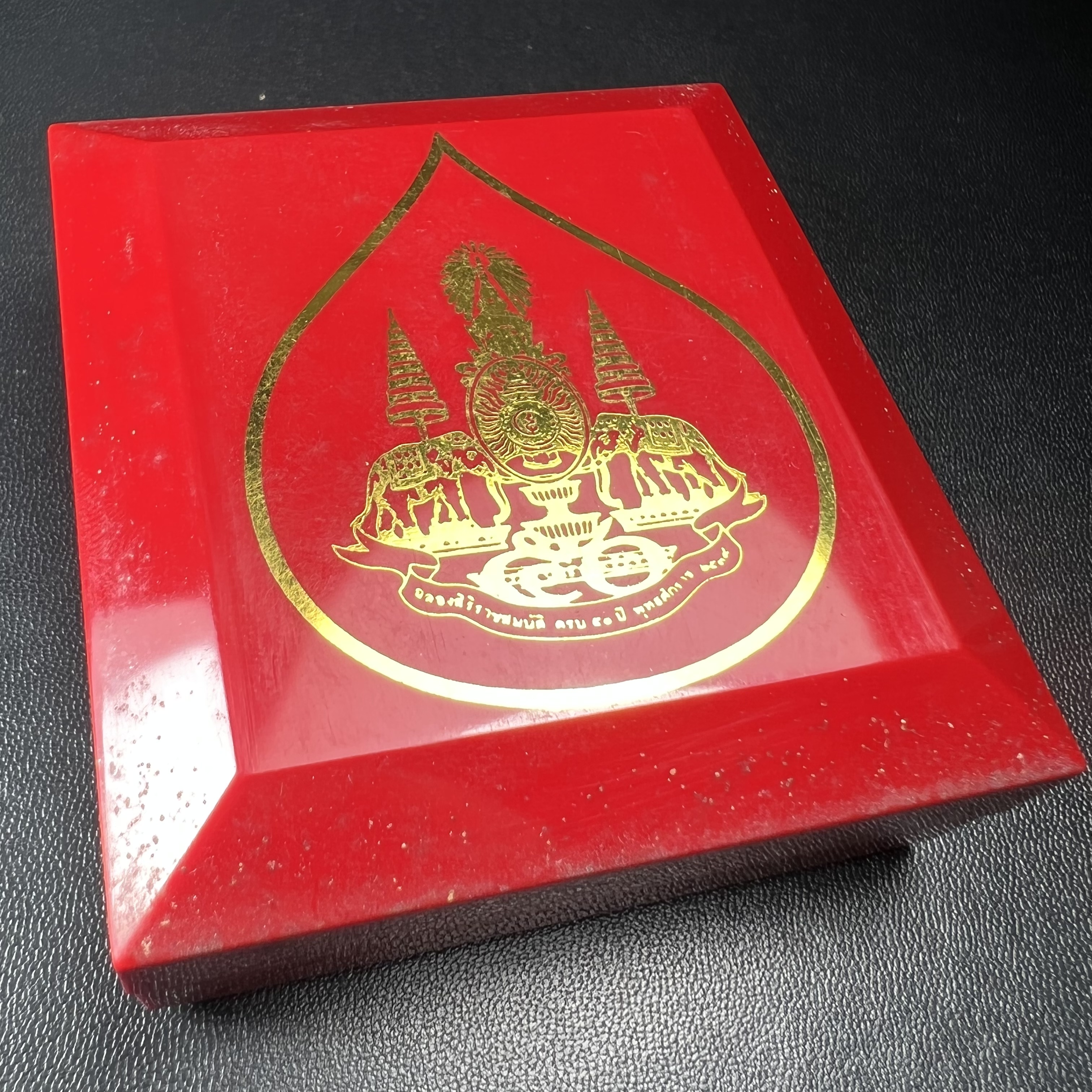 รูปหล่อลอยองค์ พระมหาโพธิสัตว์กวนอิม ทรงประทับมังกร เนื้อเงินพ่นทรายขัดเงาบางส่วน โครงการสร้าง พระศรีอริยะเมตตรัยมหาโพธิสัตว์ น้อมถวายพระบาทสมเด็จพระเจ้าอยู่หัว ทรงครองศิริราชสมบัติครบ 50 ปี มหาพุทธาภิเษก วันที่ 6 เมษายน 2540 วัดโพธิ์แมนคุณาราม กรุงเทพฯ