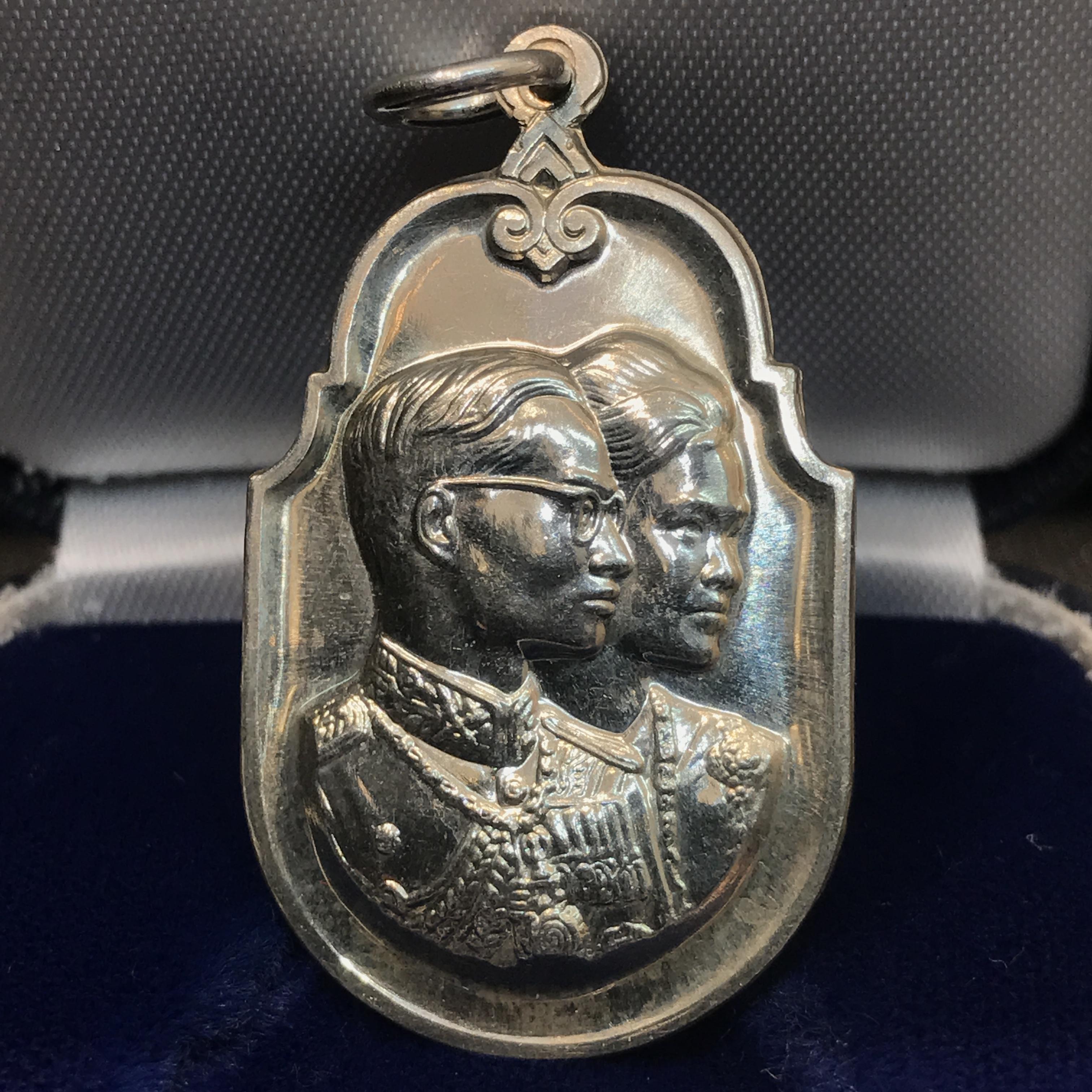 เหรียญสองพระองค์พระราชทาน ภปร. สก. เนื้อเงิน ปี2535 สภาพสวย พร้อมกล่องเดิมๆ หายาก