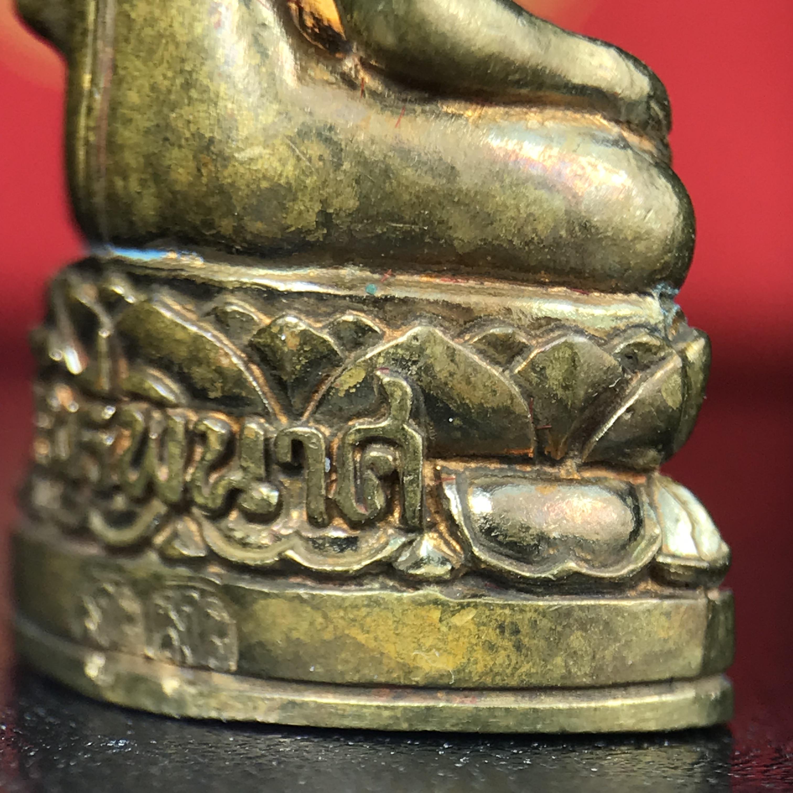 พระกริ่งไพรีพินาศ บรรจุเหล็กไหล ครั้งแรกและครั้งเดียวในประวัติศาสตร์ เฉลิมพระเกียรติ พระบาทสมเด็จพระเจ้าอยู่หัวรัชกาลที่9 พระชนมพรรษา 6 รอบ ปี2542 เนื้อสัมฤทธิ์(บรรจุเหล็กไหล)ดีนอก-ดีใน พิธีใหญ่ มวลสารเด่น(พิเศษกรรมการ ตอก 2 โค๊ต หมายเลข ๑๕๙๓)หายาก