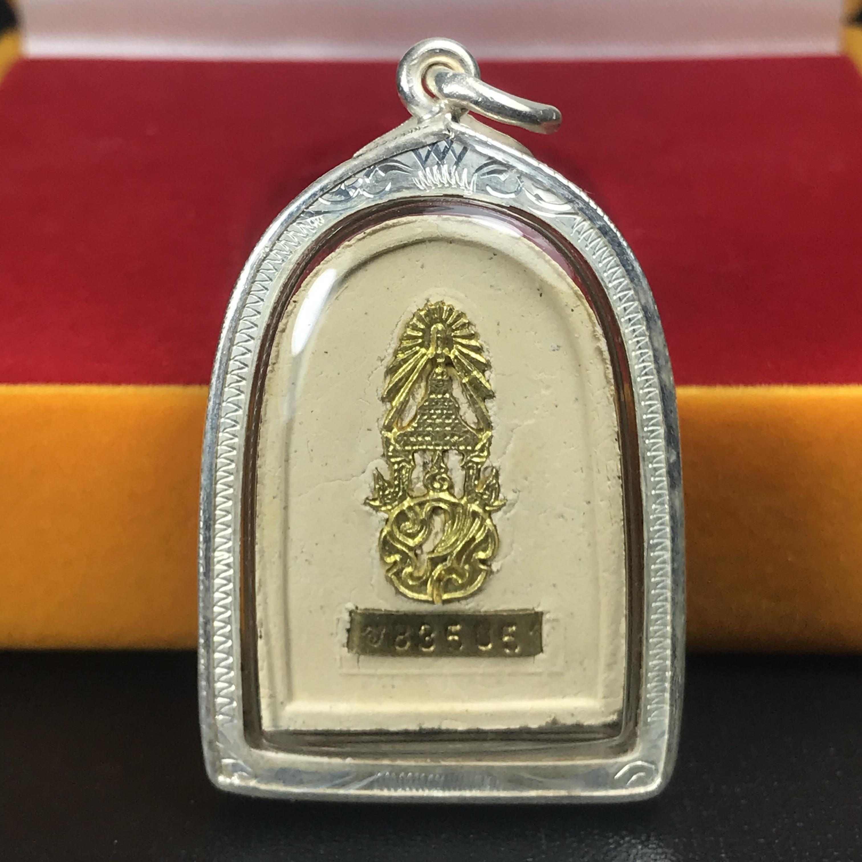 พระหลวงปู่ทวด ภปร.ปี2547 (พระชุดกรรมการ)ทรงกลีบขนุน เนื้อผงสมเด็จฯ(โรยผงตะไบ ชนวนเก่า) เลี่ยมกรอบเนื้อเงินแท้(95%)