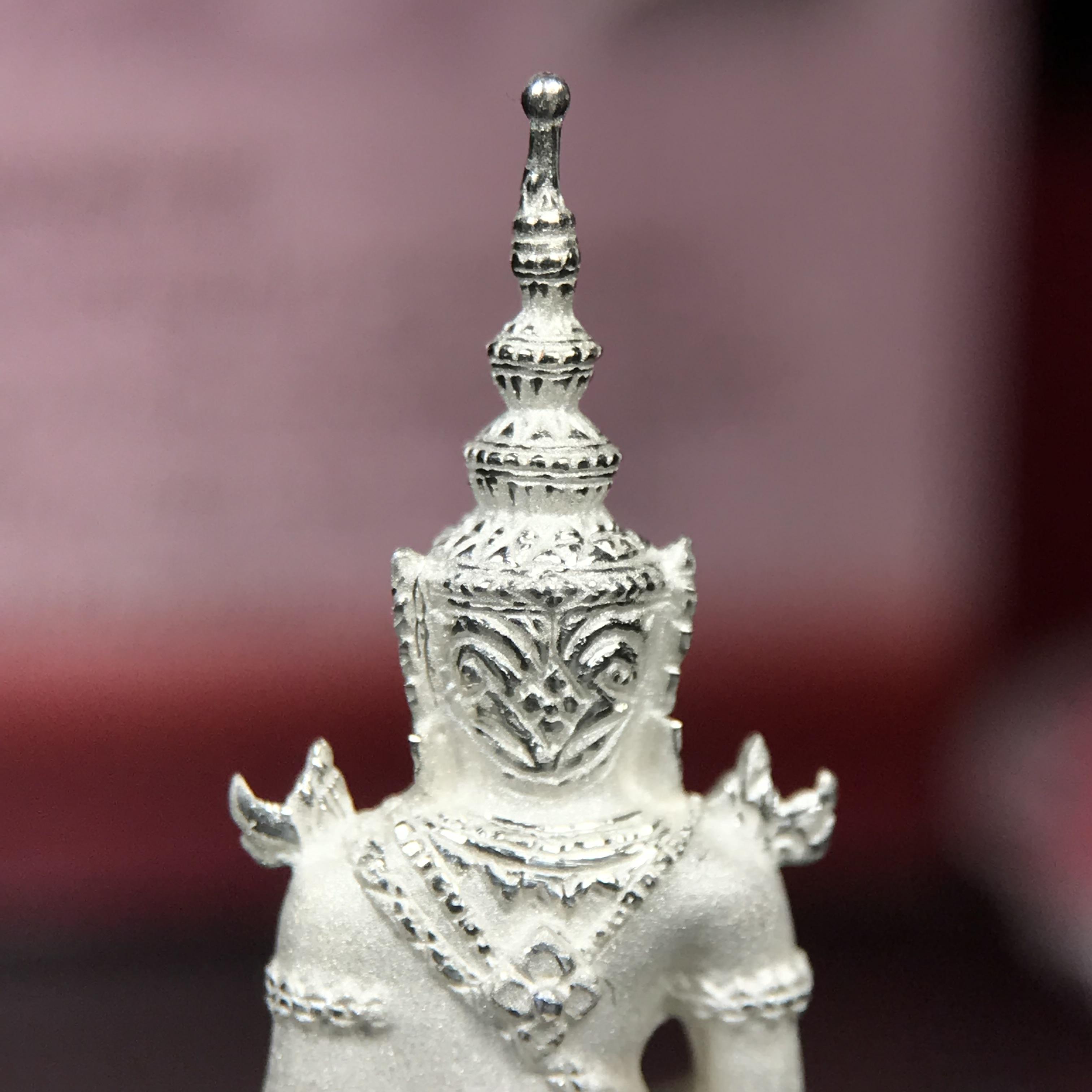 พระแก้วมรกต ภปร.(รุ่นแรก) ปี2545 จัดสร้างในมหาวโรกาส พระบาทสมเด็จพระเจ้าอยู่หัวรัชกาลที่ 9 ครบรอบ 75 พรรษา และฉลองกรุงรัตนโกสินทร์ครบ 220 ปี พิมพ์ลอยองค์ใหญ่ เนื้อเงินบริสุทธิ์ 92.5% ขนาด 19*35 มม. พร้อมกล่องบรรจุเดิม สวยครบสมบูรณ์(องค์หมายเลข ๔๔๗๑)