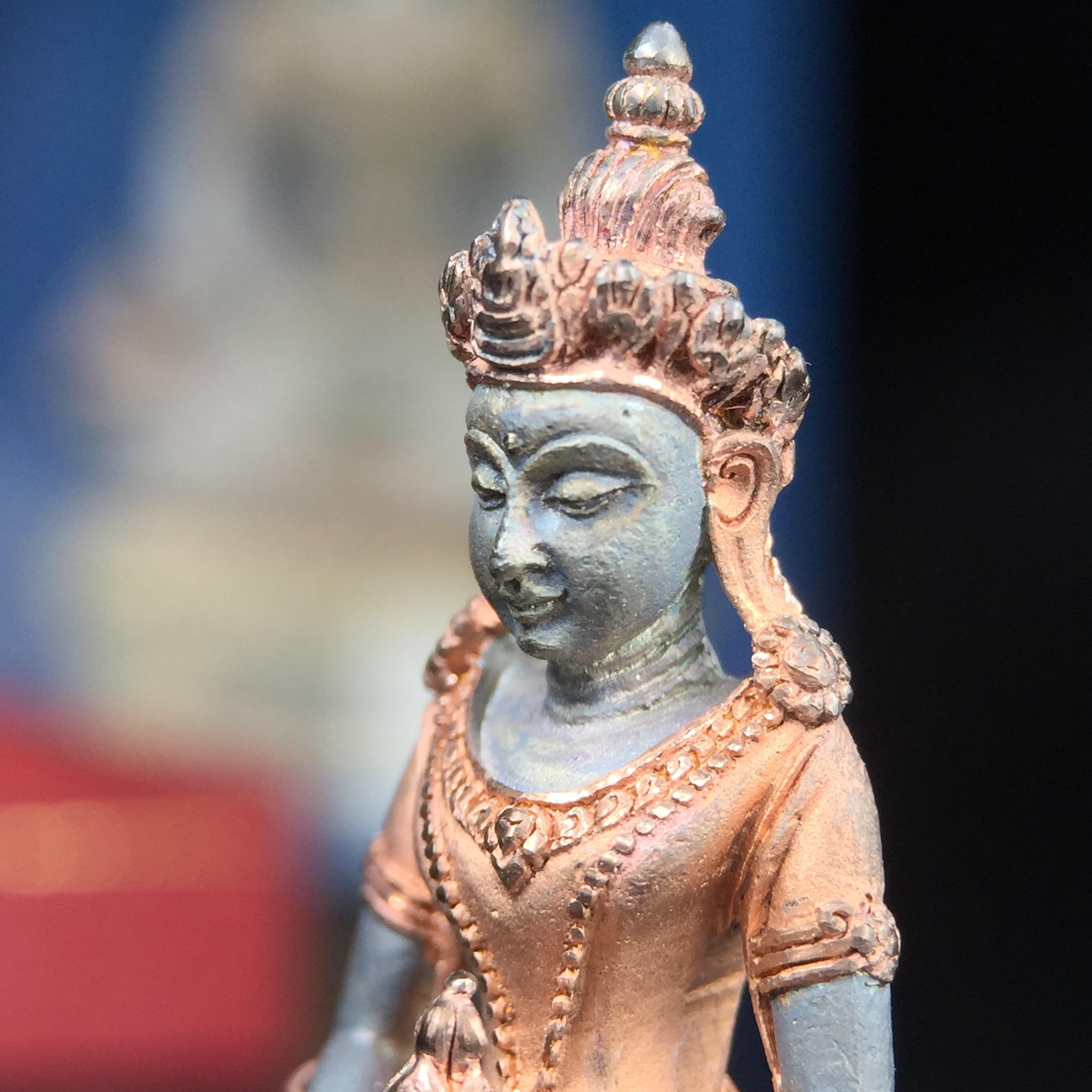 พระกริ่งอวโลกิเตศวร ( เจ้าแม่กวนอิม ) วัดโพธิ์แมนคุณาราม รุ่นอุดมโภคทรัพย์ พ.ศ.2539 เนื้อเงิน 3 กษัตริย์ พ่นทราย(ผิวเดิม ขึ้นสีรุ้งธรรมชาติ แบบนิยม เสน่ห์ของพระเนื้อเงิน) (พร้อมกล่องบรรจุการ์ดใบรับรองเดิมครบ) (อีกหนึ่งรุ่นยอดนิยม พุทธศิลป์สวยงดงาม)