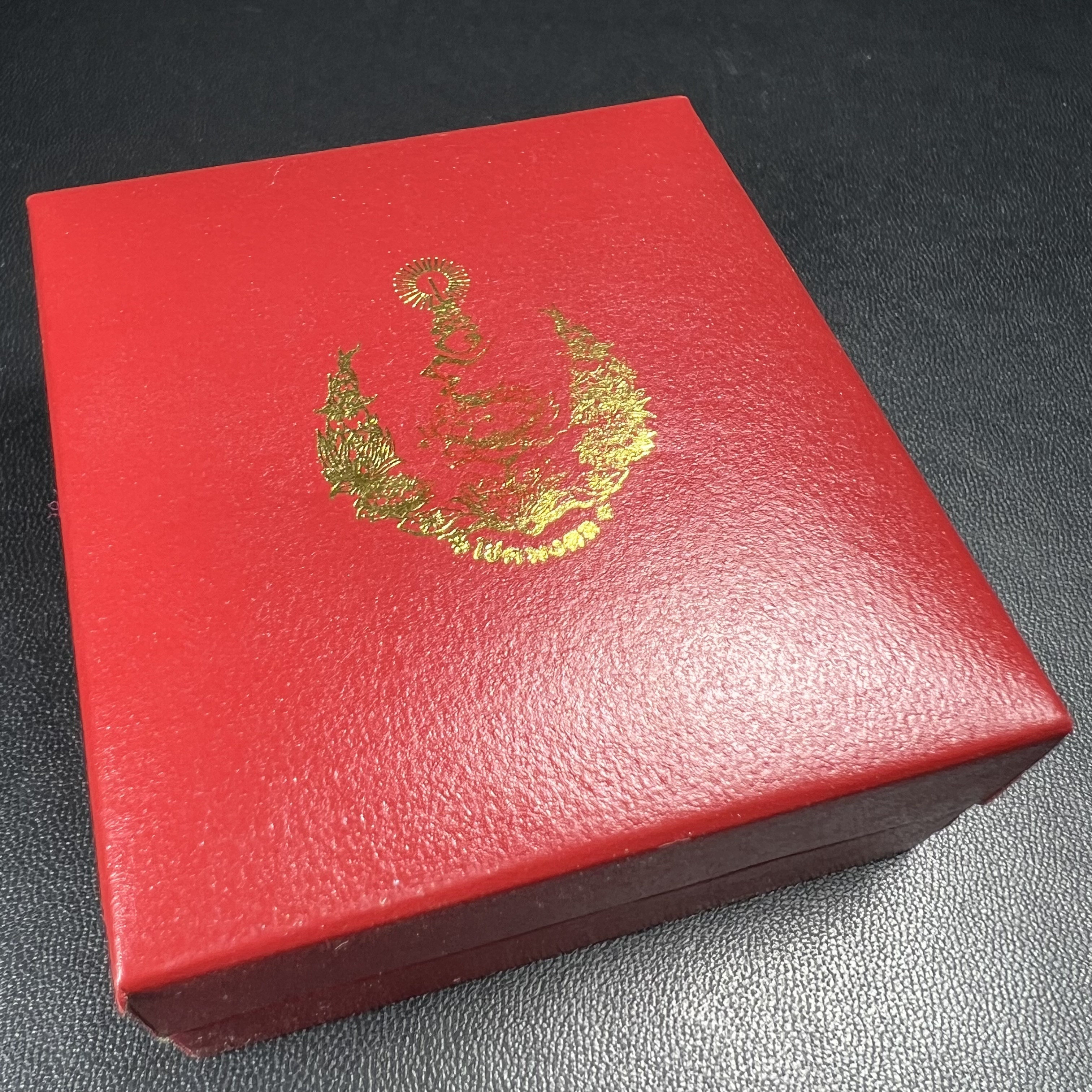 เหรียญพระบรมรูปเหมือนสมเด็จพระเจ้าตากสินมหาราช รุ่นโชคมงคล ปี 2545 เนื้อเงินลงยา พิธีเทวาภิเษก ณ อนุสาวรีย์ วัดพิชัยสงคราม ณ พระวิหารสมเด็จพระเจ้าตากสินมหาราช วัดอินทาราม ธนบุรี พิธีบวงสรวงขอบารมี ณ อนุสาวรีย์พระเจ้ากรุงธนบุรี วงเวียนใหญ่(พิธีใหญ่สภาพสวย)