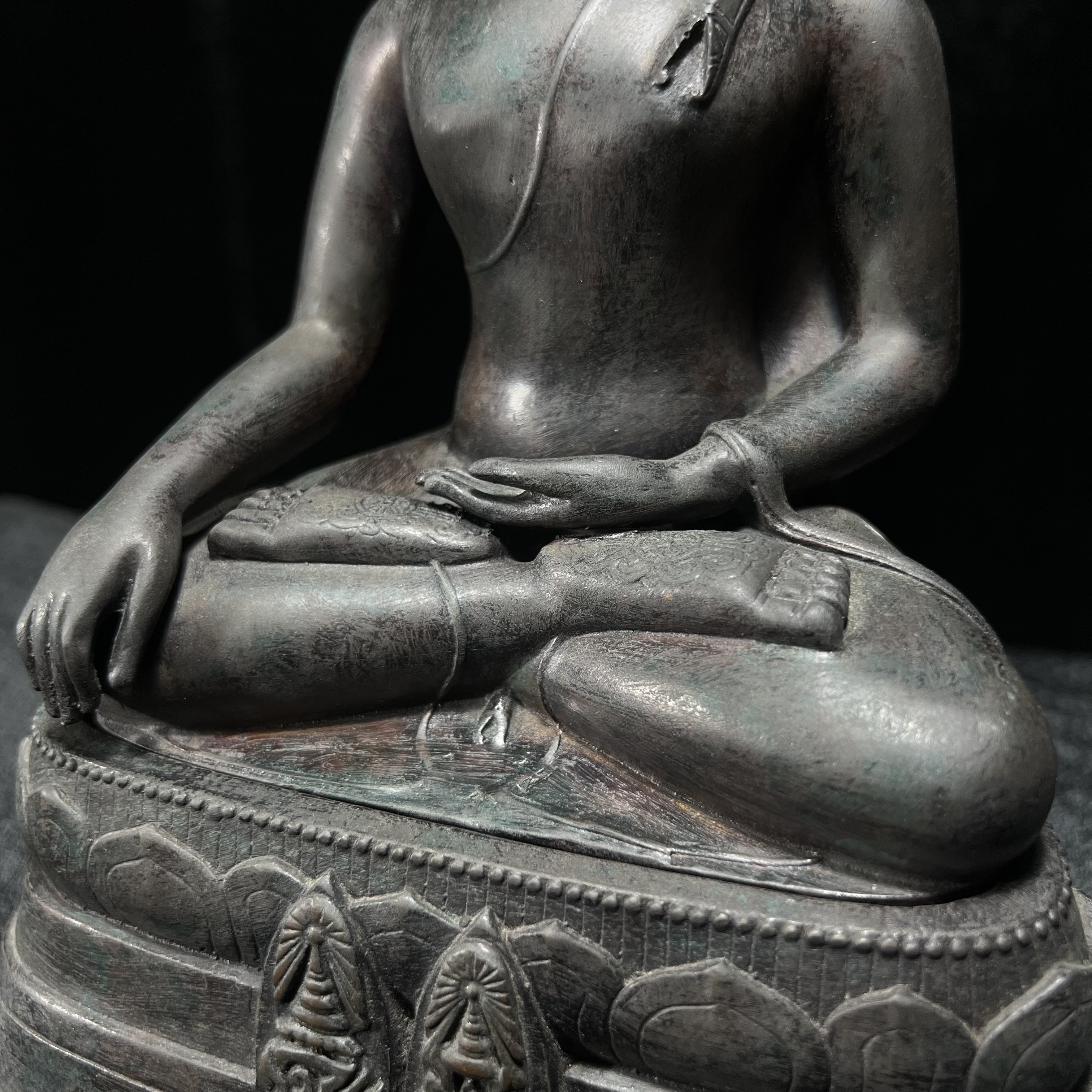 พระพุทธนรสีห์ จปร.+ภปร. ครบรอบ 100 ปี ธนาคารไทยพาณิชย์ ปี 2550 พระบูชาหน้าตัก 5 นิ้ว 2 ถอด(พร้อมตลับพระธาตุ) สมเด็จพระเทพรัตนราชสุดาฯ เสด็จเป็นองค์ประธานในพิธีเททอง(พุทธศิลป์งดงาม)ด้านหน้าฐานประดับด้วยตราสัญลักษณ์พระปรมาภิไธยย่อ