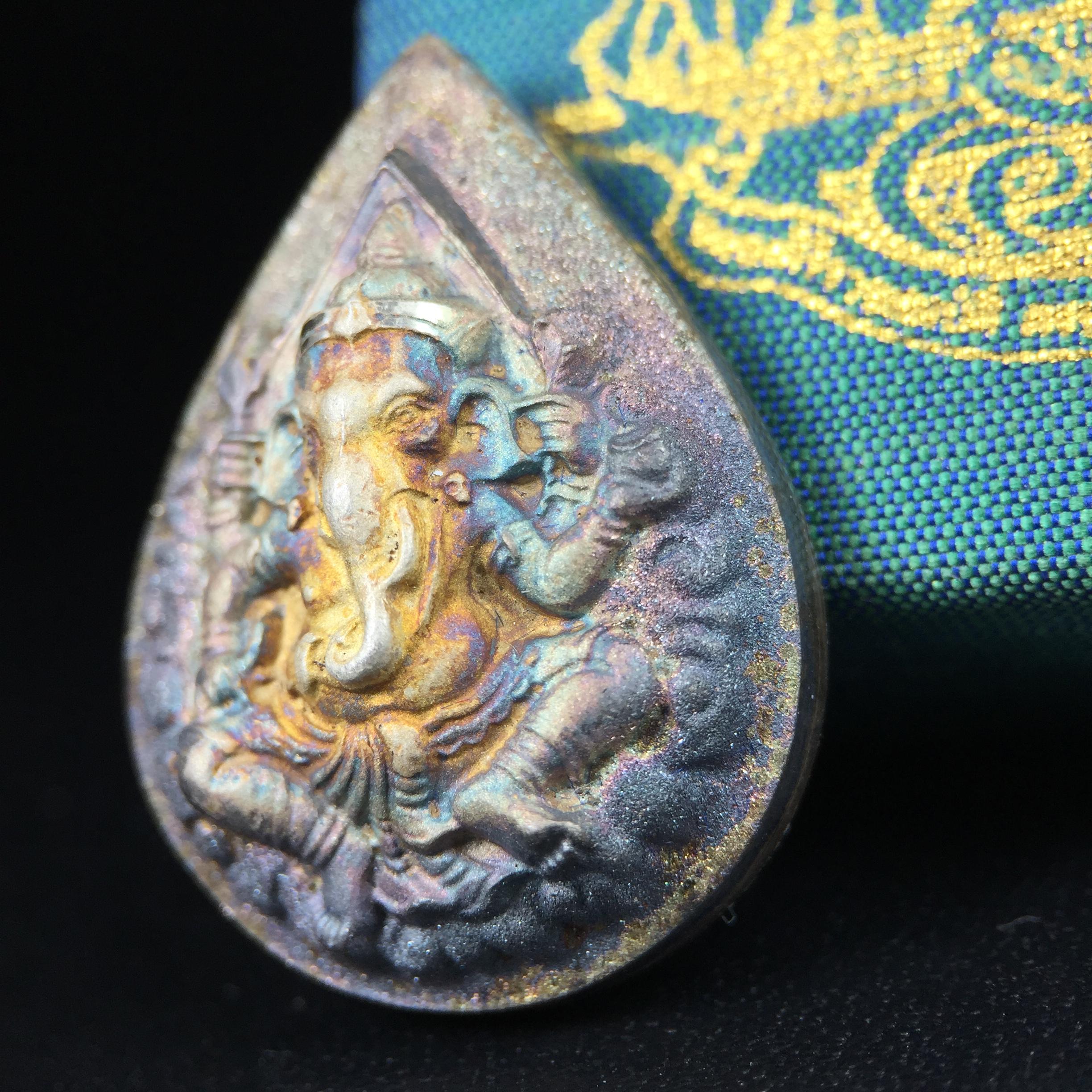 เหรียญพระพิฆเนศวร ญสส. ชุดกาญจนาภิเษกครองราชย์ 50 ปี พุทธศักราช 2538 พิมพ์ใหญ่(2.9 ซม.) เนื้อเงินผิวเดิมกลับดำขึ้นสีรุ้งเข้มขลังงดงามธรรมชาติสร้างสรรค์ สภาพสวยเดิมพร้อมกล่องบรรจุเดิม ตอกโค๊ดหมายเลขกำกับ(1ใน 5539องค์)