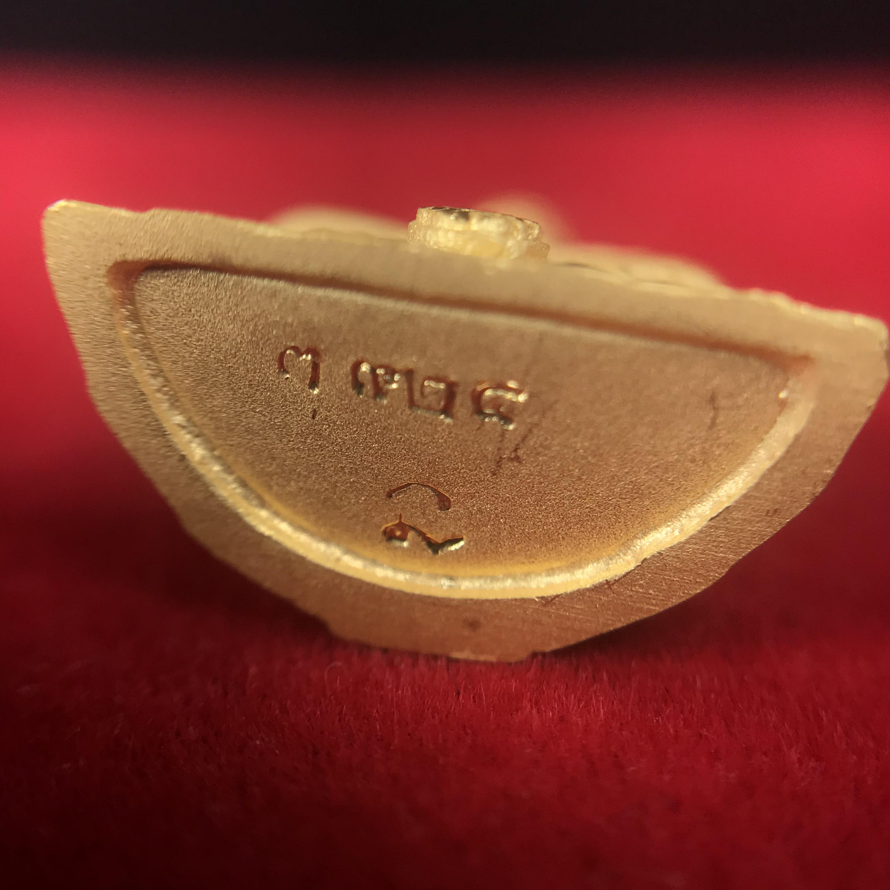 พระชัยวัฒน์พุทธสิหิงค์ ภปร. รุ่นสร้างหอพระธรรมศาสตร์ ปี2542 เนื้อทองคำ(5.9 กรัม) มหาพิธี 3วาระอันยิ่งใหญ่(1ใน5000องค์)