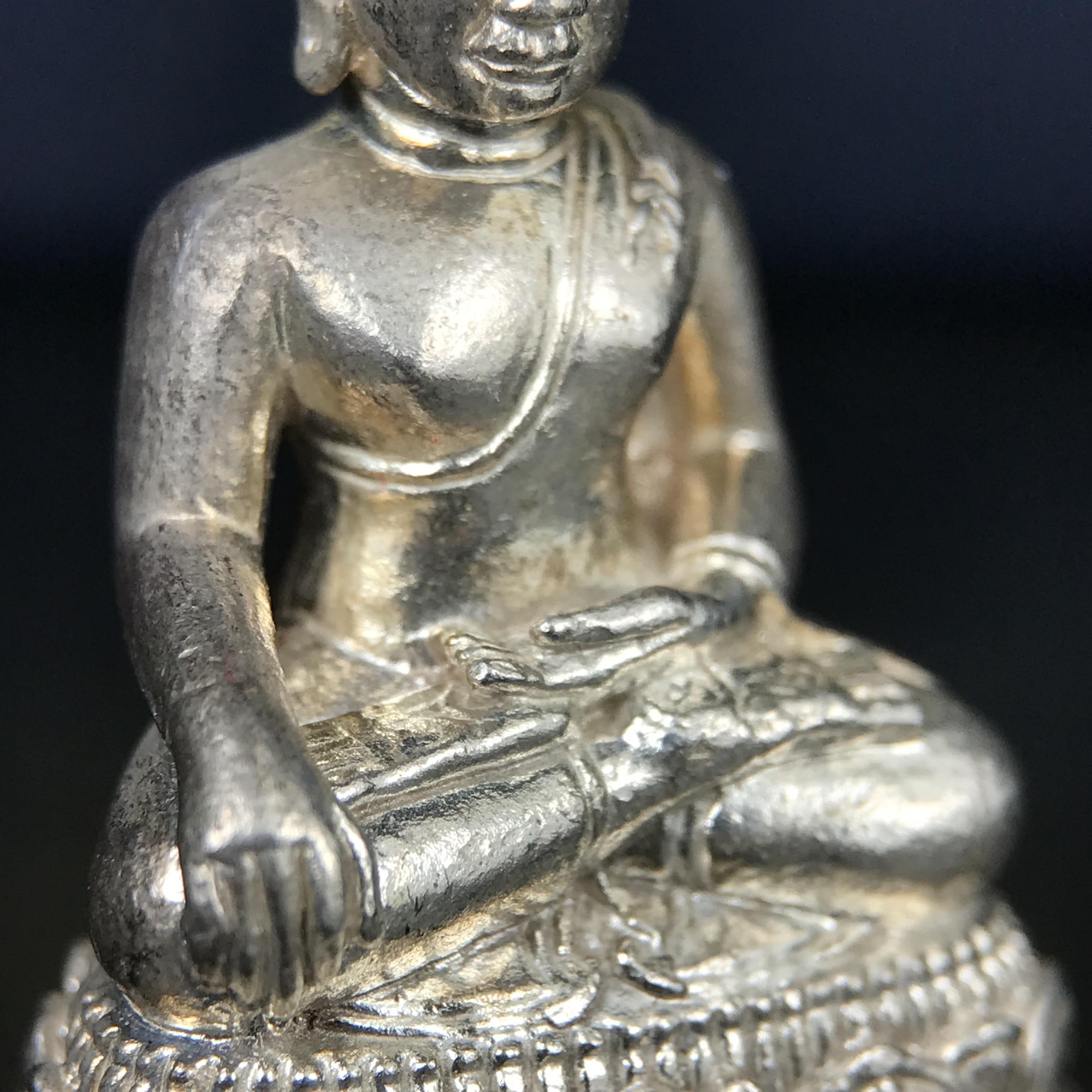 พระกริ่งพระพุทธนรสีห์ จปร.+ภปร. ครบรอบ 100 ปี ธนาคารไทยพาณิชย์ ปี 2550 พระกริ่งเนื้อเงิน(หายาก)(พุทธศิลป์งดงาม)ด้านหน้าฐานประดับด้วยตราสัญลักษณ์ "จปร" และ "ภปร" (องค์เนื้อเงินสร้างน้อย พบเจอน้อยหายาก)1 ใน 2500 องค์