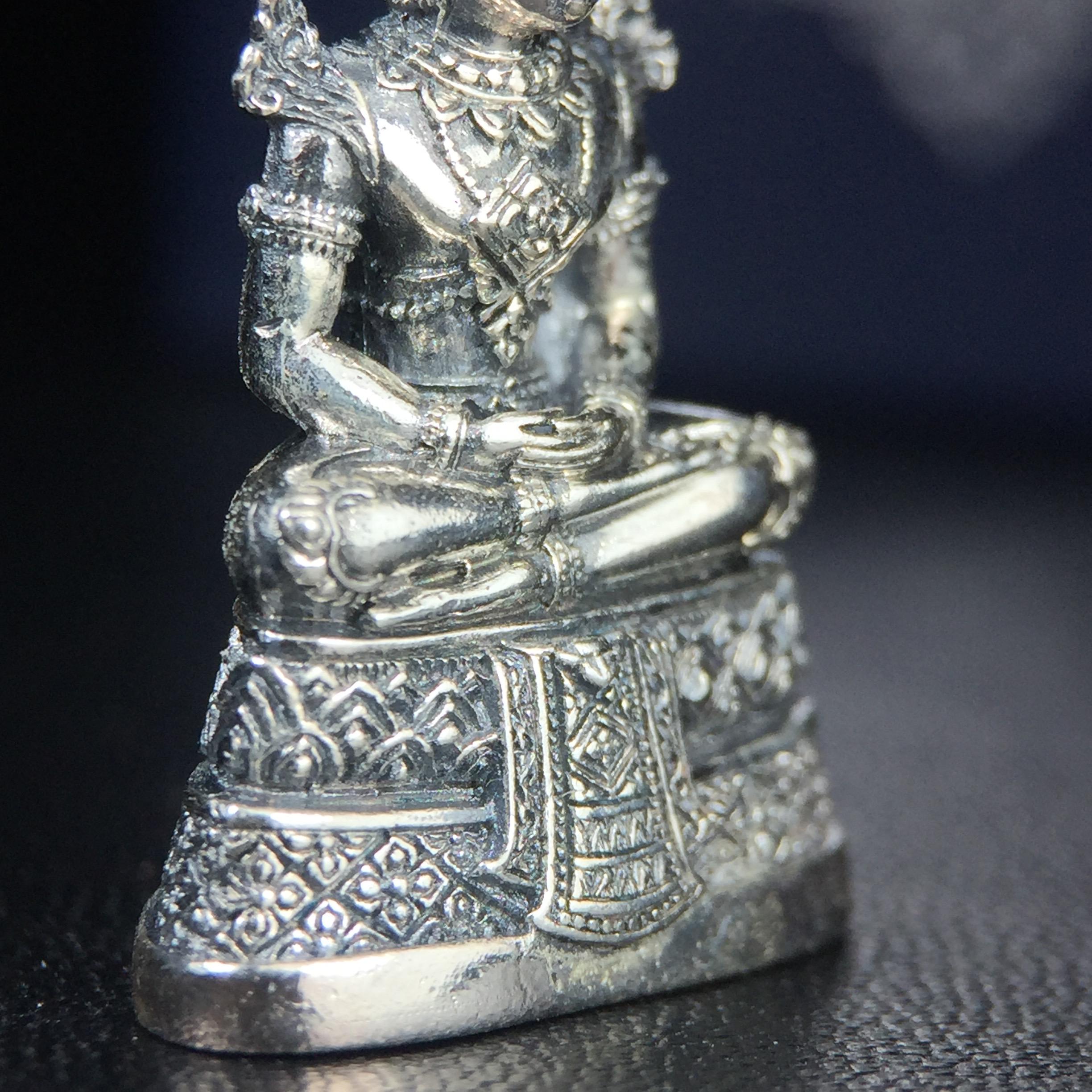 พระแก้วมรกต กรมสรรพสามิตจัดสร้างขึ้นเนื่องในโอกาสครบรอบ 64 ปีของกรมสรรพสามิต และเนื่องในวโรกาสที่พระบาทสมเด็จพระเจ้าอยู่หัวทรงครองราชย์ครบ 50 ปีในปีกาญจนาภิเษก เมื่อ พ.ศ.2539 เนื้อเงินรมดำขัดเงาพร้อมกล่องบรรจุเดิม