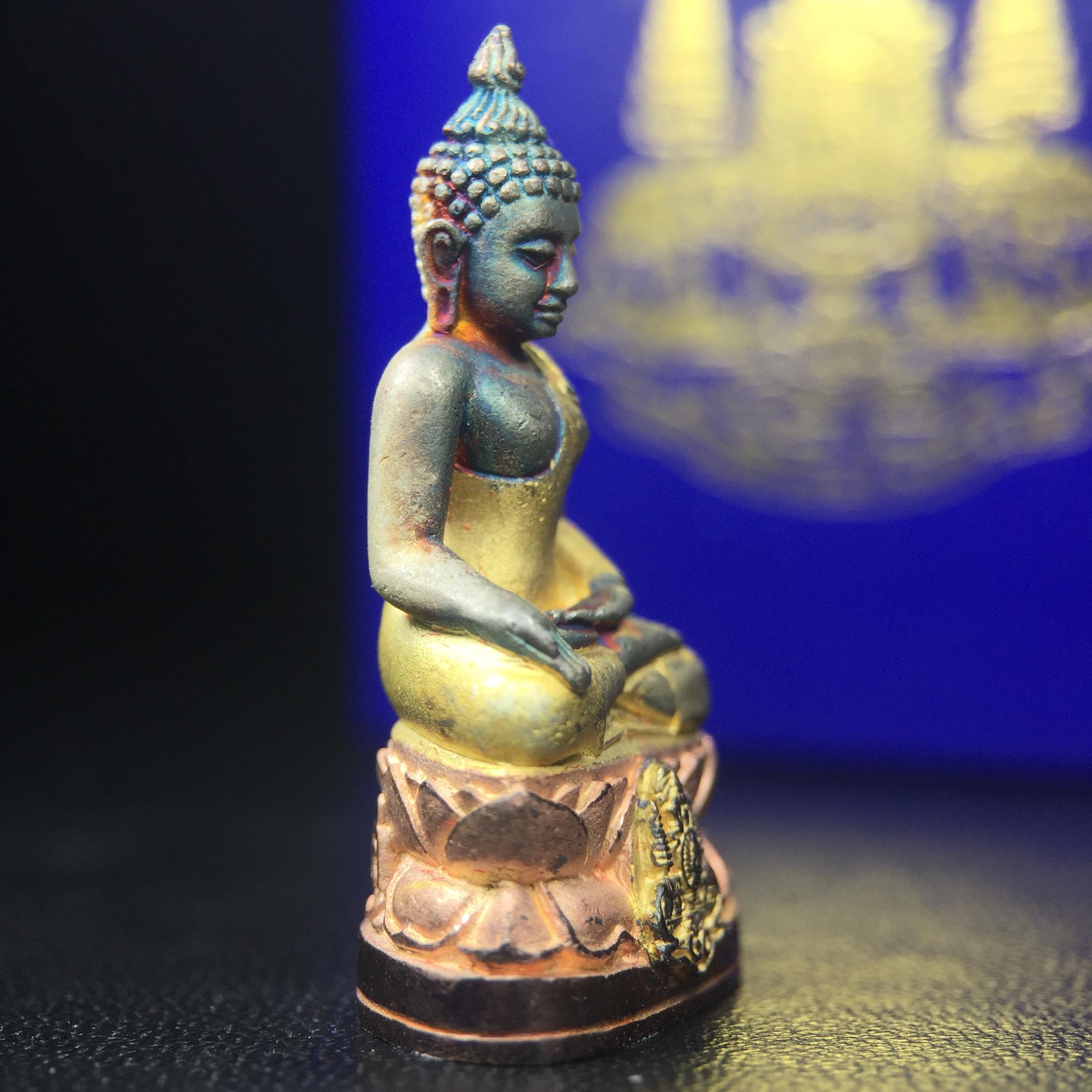 พระกริ่งไพรีพินาศ ครองสิริราชสมบัติครบ 50 ปี พ.ศ.2540 เนื้อเงินสามกษัตริย์ ผิวเดิมๆขึ้นสีรุ้งธรรมชาติแบบนิยม(สเน่ห์พระเนื้อเงินสีสันที่ธรรมชาติสรรค์สร้าง)พร้อมกล่องบรรจุเดิมครบ(เข้มขลังทรงอานุภาพยิ่งใหญ่ กำราบศัตรูพ่ายสิ้น พระไพรีพินาศ)(หายาก)1ใน539 องค์