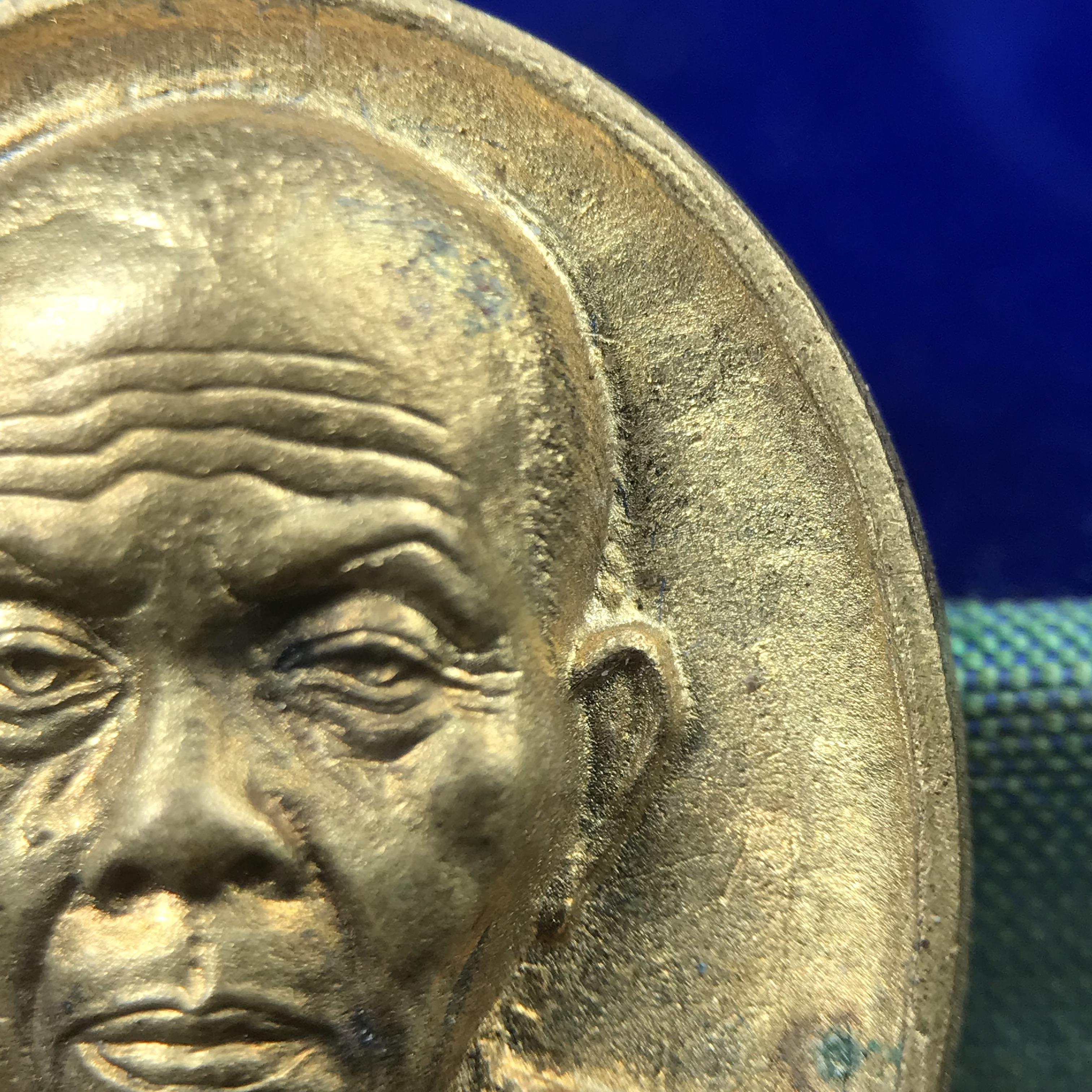 เหรียญรูปเหมือนพระญาณวิทยาคมเถร (หลวงพ่อคูณ ปริสุทโธ)ชุดกาญจนาภิเษกครองราชย์ครบ 50 ปี วัดบวรนิเวศวิหาร ปี พ.ศ. 2538 เนื้อบรอนซ์ทอง(จัดสร้างได้เหมือนหลวงพ่อคูณมาก มีรายละเอียดและความคมชัดสูง ลูกศิษย์ท่านไม่ควรพลาด วิจิตรศิลป์และพุทธศิลป์งดงาม)พิธีใหญ่