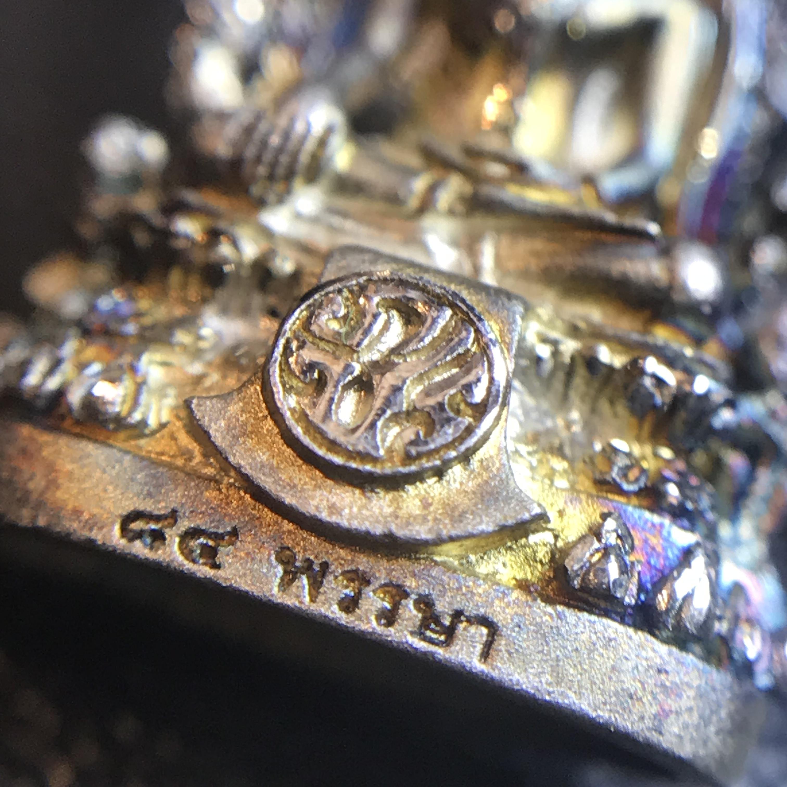 พระพุทธชินราช(จำลอง) ภปร 84 พรรษา เนื้อเงินชุบทองคำขาว พิมพ์เล็กขนาดหน้าตัก 1/4 นิ้ว สภาพผิวเดิมขึ้นผิวรุ้งสวยงาม