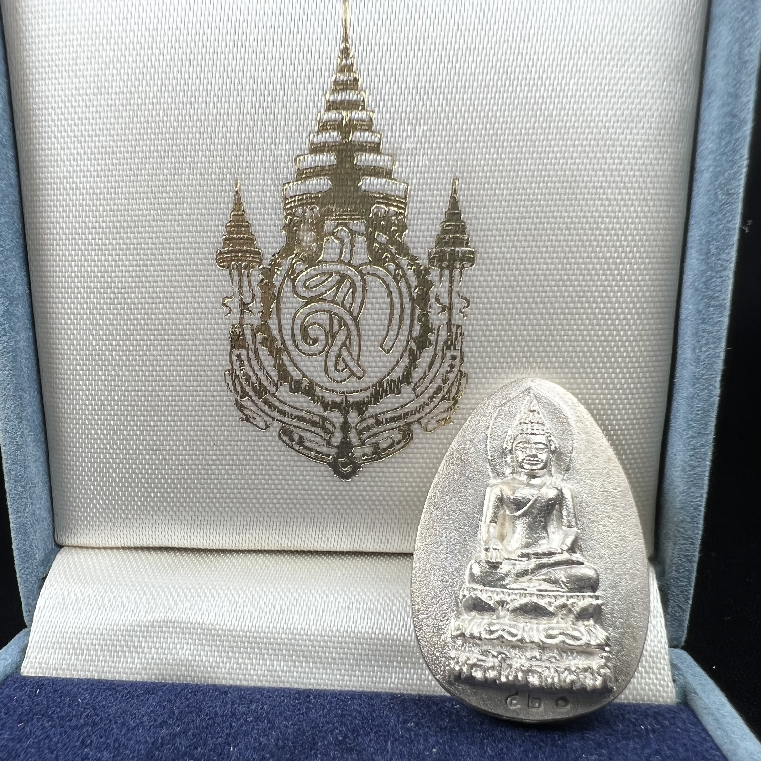 เหรียญพระไพรีพินาศตราสัญลักษณ์ หลัง สก มหามงคลเฉลิมพระชนมพรรษา 5 รอบ ครบ 60 พรรษาพระราชินีในหลวงรัชกาลที่ 9 ปี 2535 วัดบวรนิเวศวิหาร เนื้อเงิน(หมายเลข ๔๒๐)พร้อมกล่องบรรจุเดิมสวยครบ (เนื้อเงินรุ่นนี้พบเจอน้อยมาก)