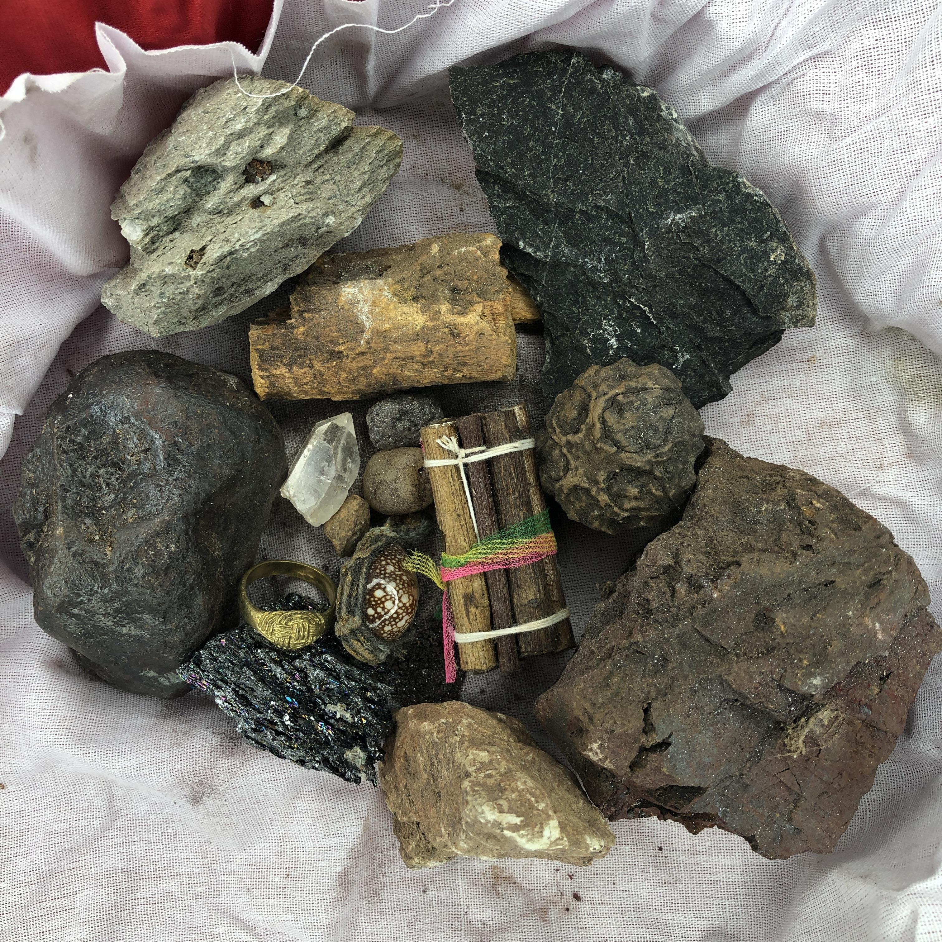 ของป้องกัน ชุดถุงแดงชุดใหญ่ ลงเสาเอก ลงเสาโท | อุปกรณ์ตั้งเสาเอก ชุดลงเสาเอกเสาโท ตั้งเสาเอก อุปกรณ์ลงเสาเอก ชุดยกเสาเอก สิริมงคล สวยงาม ครบชุด ยกเสาเอก ลงเสาเอก