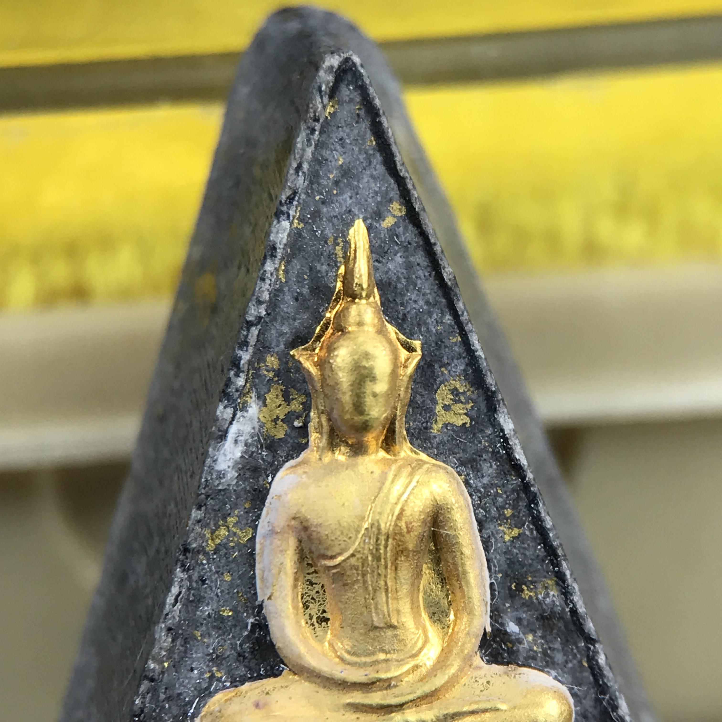 พระกำลังแผ่นดิน พระราชทาน วัดบวรนิเวศวิหาร ปี 2539 พิมพ์เล็กหน้ากากทองคำ (ในหลวง รัชกาลที่ 9 พระราชทานมวลสารจิตรลดา)นิยมหายาก