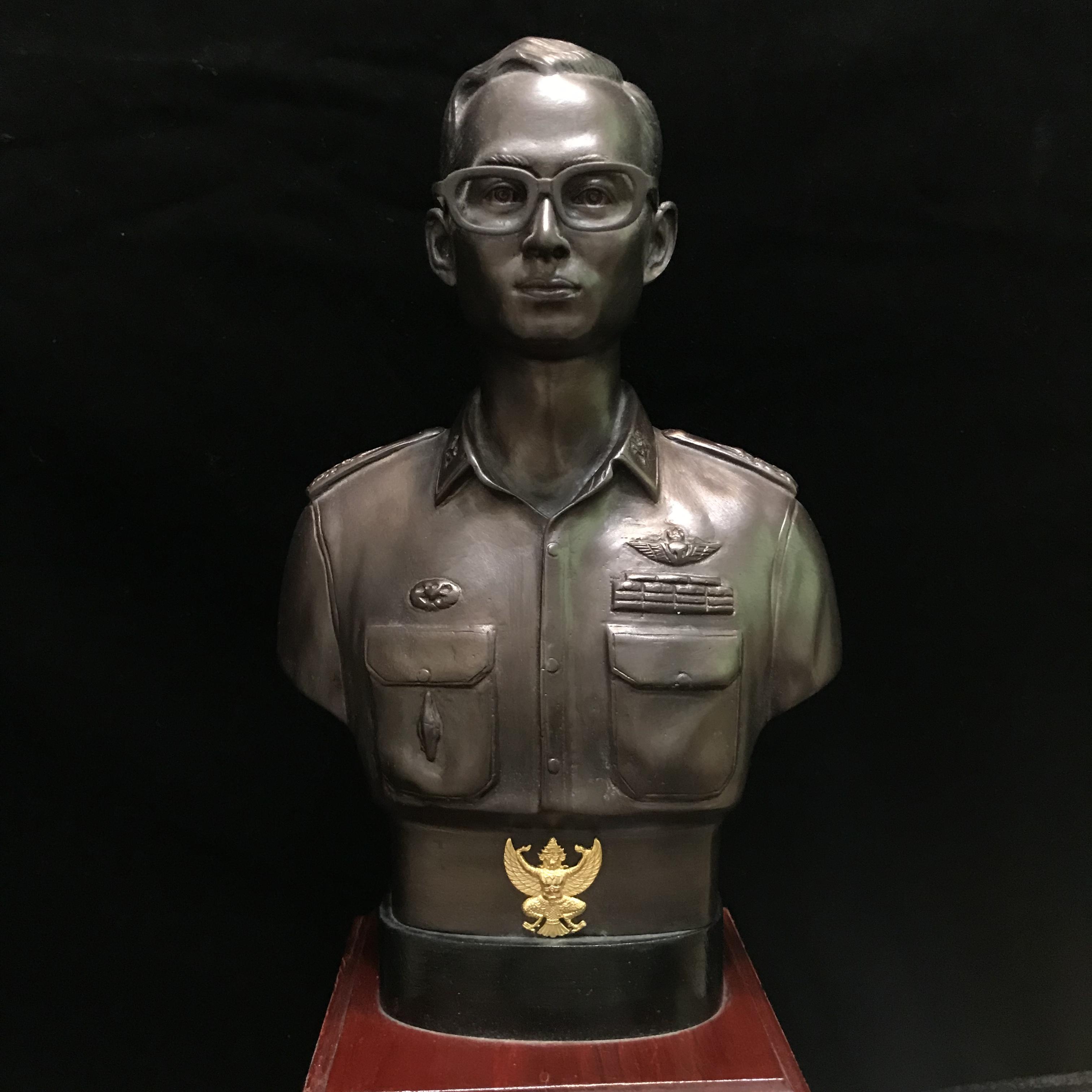 พระบรมรูปหล่อในหลวงรัชกาลที่ 9 กรมราชองครักษ์ รุ่น2 ปี2539 เป็นแบบฐานสูง(เดิมจากผู้จัดสร้าง)(นิยม)(หายาก)