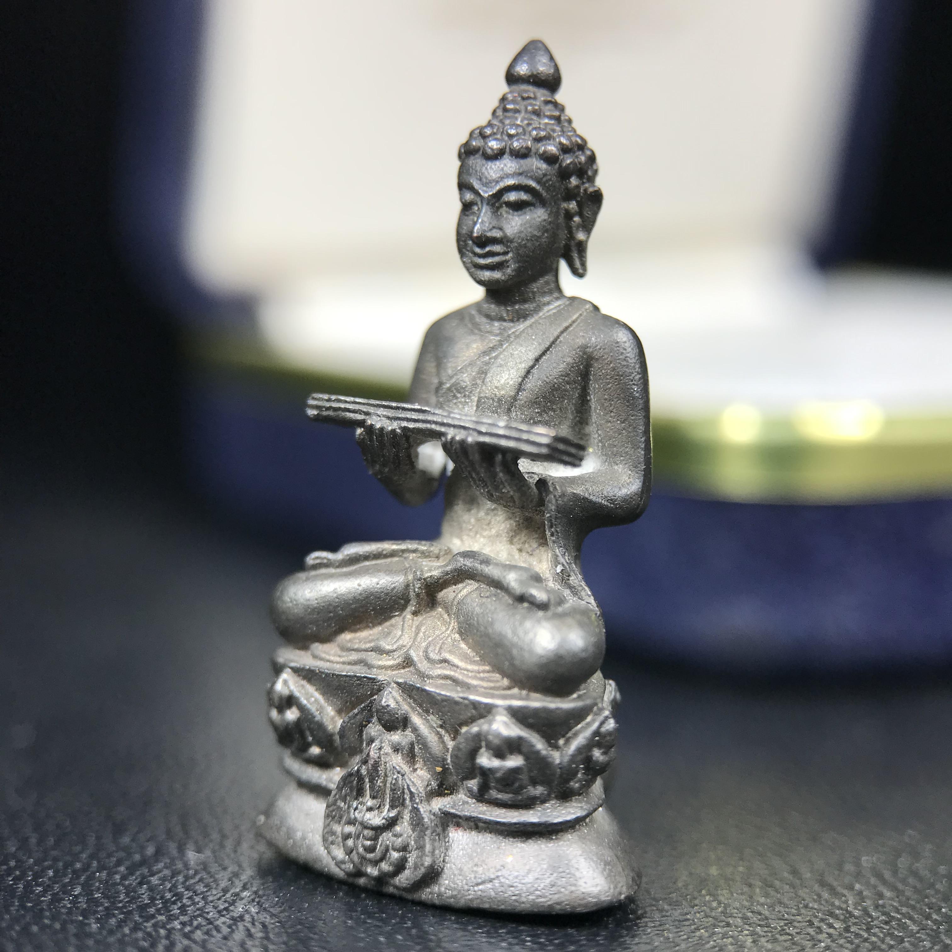 พระกริ่งปรมานุชิตชิโนรส วัดพระเชตุพนวิมลมังคลาราม(วัดโพธิ์) ปี 2533 เนื้อนวโลหะ ( ในหลวงรัชกาลที่9เสด็จเททอง)พิธีใหญ่ งดงามด้วยพุทธศิลป์เปี่ยมด้วยพุทธคุณ อีกหนึ่งรุ่นที่แนะนำสะสมบูชา(องค์หมายเลข 2583)เลขสวยผลรวมได้9...เจริญก้าวหน้าในทุกๆด้าน