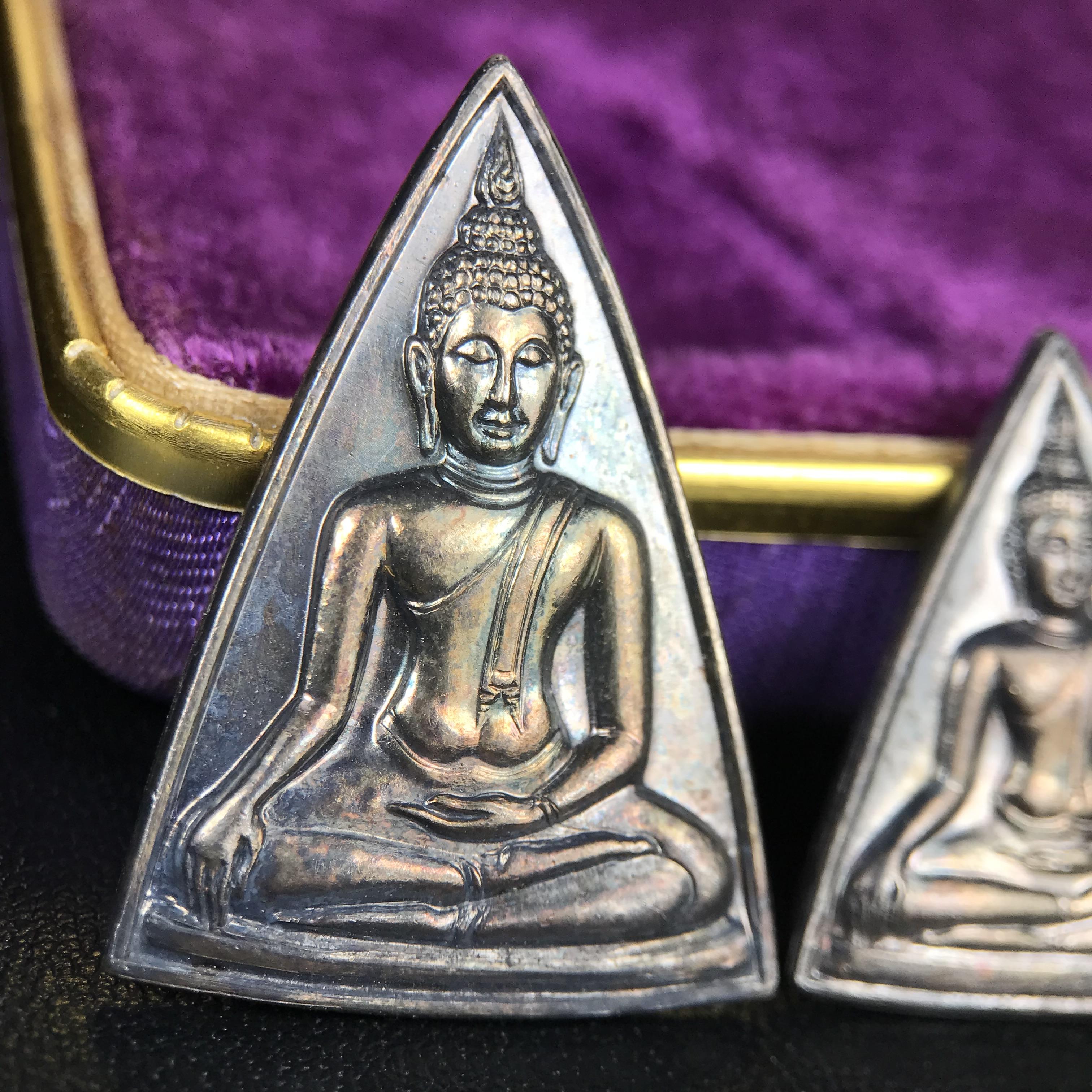 เหรียญสมเด็จนางพญาคุณากร หลัง ญสส. ปี 2532 ชุดเนื้อเงินและเนื้อนวโลหะ พิมพ์ใหญ่คู่พิมพ์เล็ก(ชุดพิเศษกรรมการ 1 ใน 500 ชุด) พิธีใหญ่ สภาพสวยผิวเดิมพร้อมกล่องบรรจุเดิมกำมะหยี่สีม่วงสัญลักษณ์ “สธ” สมเด็จพระเทพฯ ครบสมบูรณ์***ชุดแจกกรรมการพบเจอน้อย หายาก***