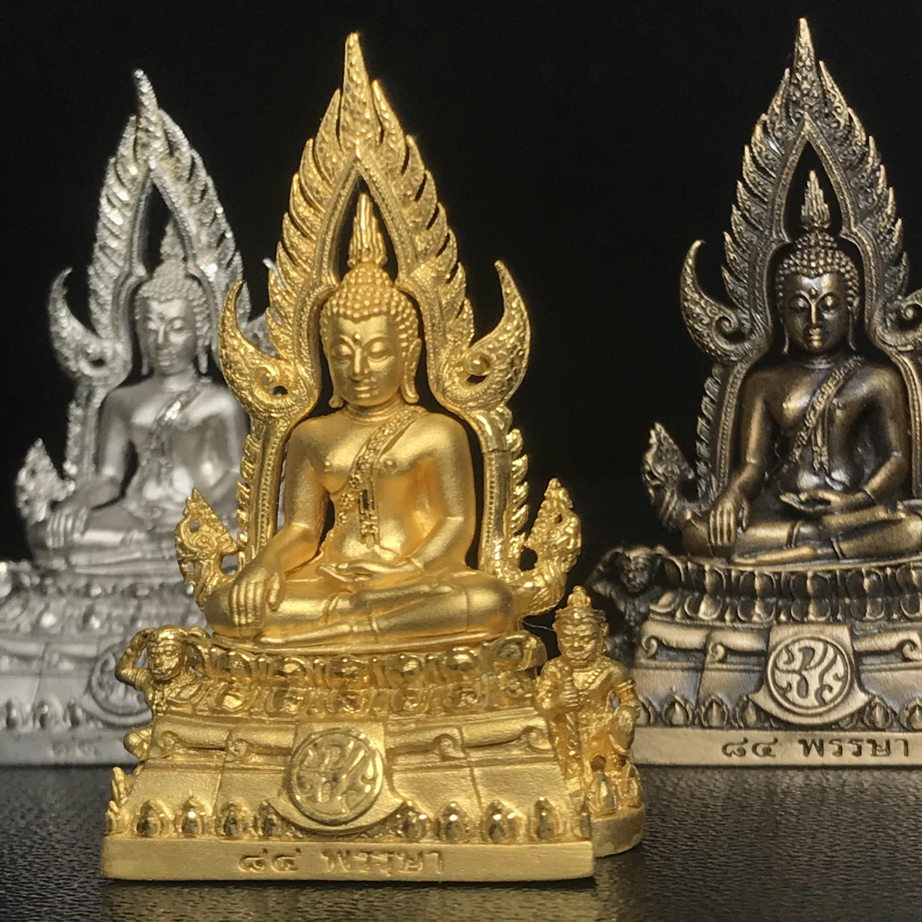 พระพุทธชินราช(จำลอง) ภปร. 84 พรรษา พิมพ์กลางขนาดหน้าตัก 1/2 นิ้ว(ครบชุด3องค์ เนื้อทองคำ+เนื้อเงินชุบทองคำขาว+เนื้อบรอนซ์รมดำซาติน)(พระราชทานมวลสาร จิตรลดาและเส้นพระเจ้า(เส้นผม)รัชกาลที่9)