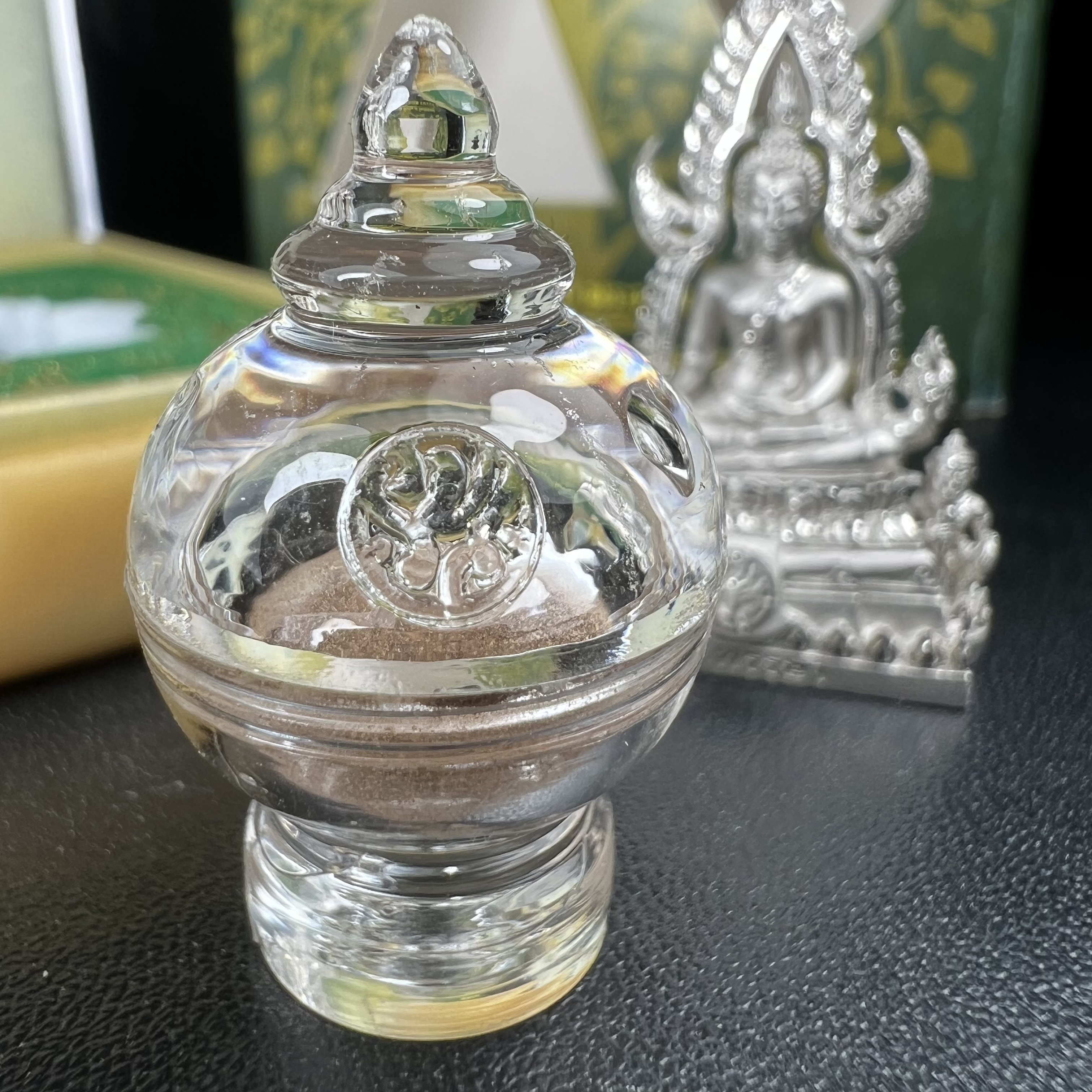 พระพุทธชินราช(จำลอง) ภปร. 84 พรรษา ปี 2554 เนื้อเงินชุบทองคำขาว พิมพ์กลางขนาดหน้าตัก 1/2 นิ้ว(พระราชทานมวลสาร จิตรลดาและเส้นพระเจ้า(เส้นผม)รัชกาลที่9)พุทธศิลป์ทรงคุณค่าอีกหนึ่งรุ่นยอดนิยม