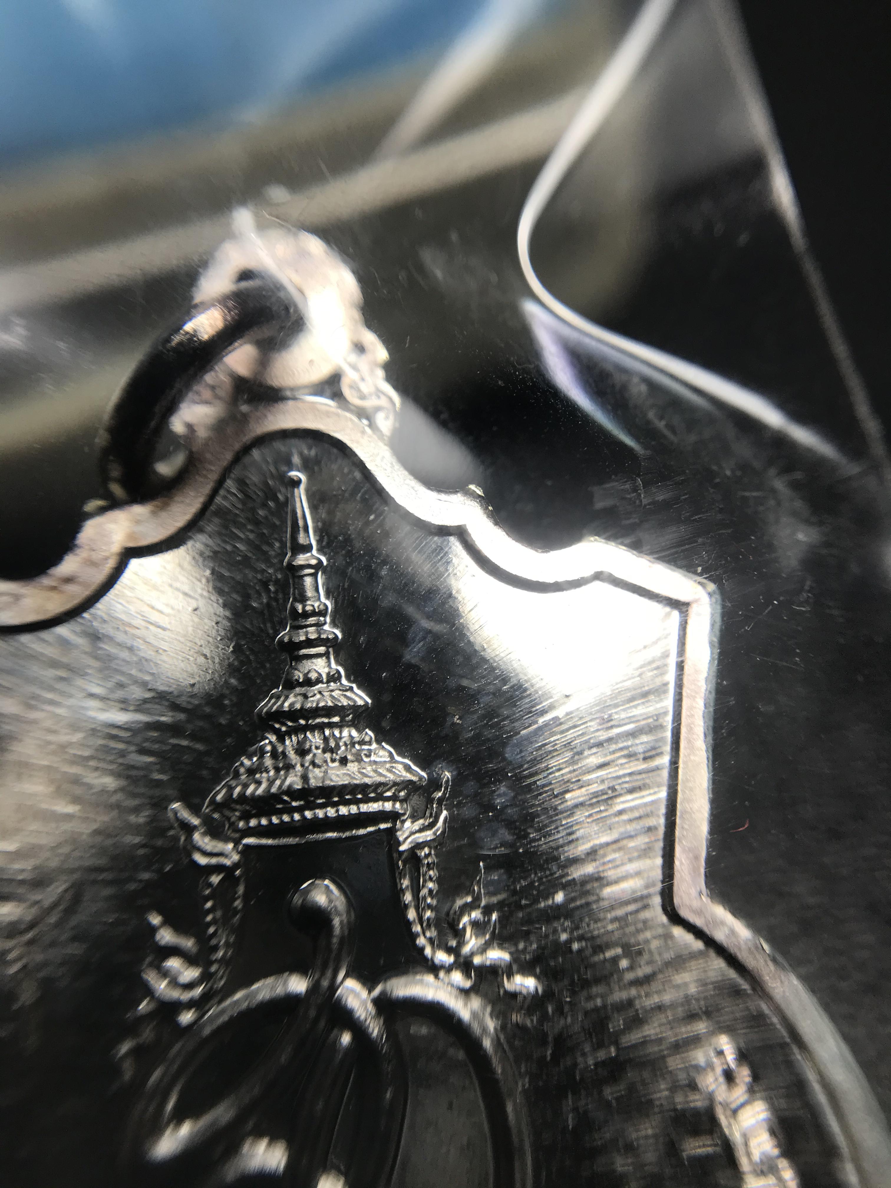 เหรียญสมเด็จพระนเรศวรมหาราช รุ่นสู้ หลัง สก. ปี2548 พิธีใหญ่ เนื้อเงิน(คงสภาพผิวเดิม พี้นผิวกระจก ซีนซองเดิม กล่องครบ)หายาก