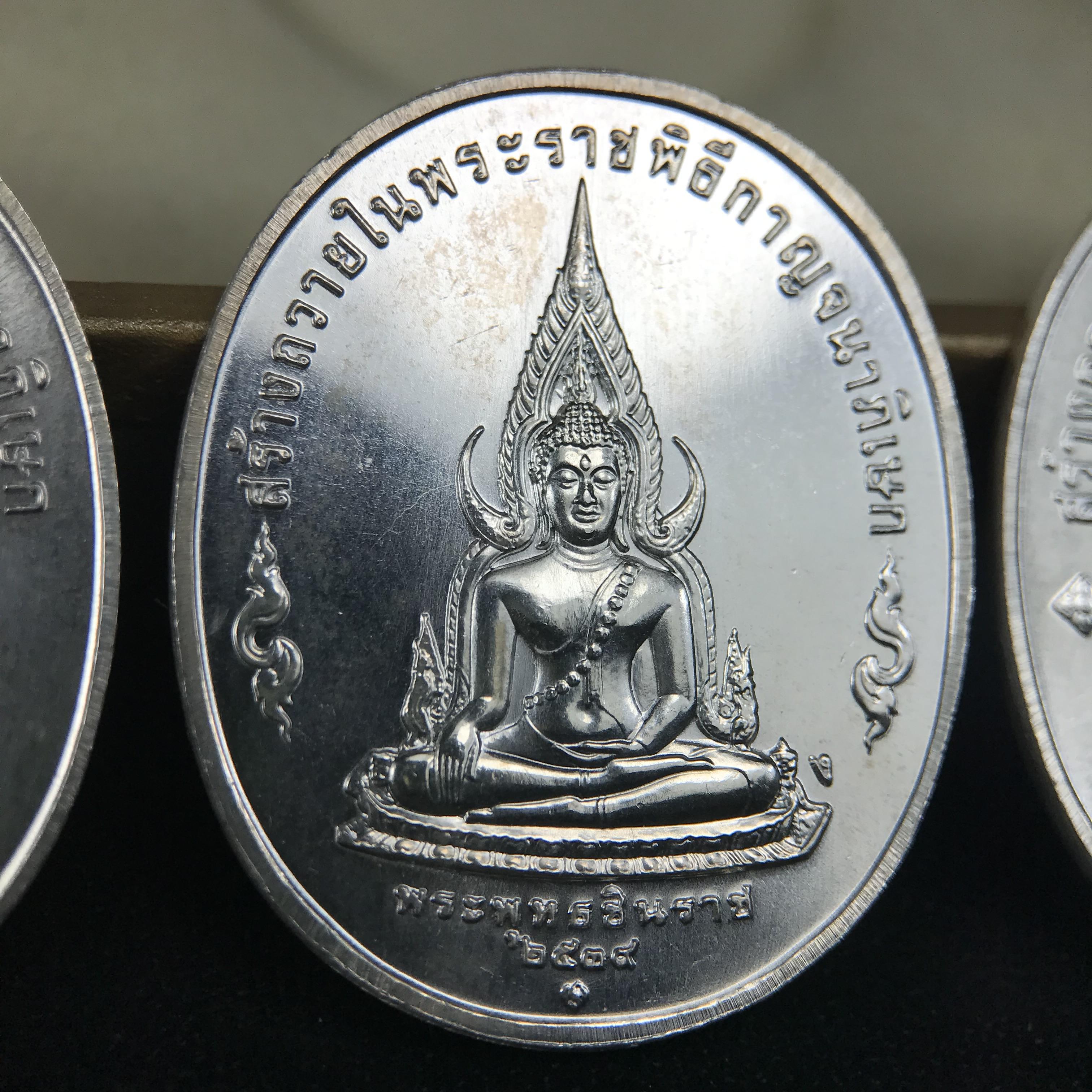 ชุดเหรียญพระพุทธปัญจภาคี ปี 2539 ครบชุด 5 เหรียญ พิมพ์ใหญ่ขนาดสูง 3 ซม. เนื้อเงิน โค๊ต ง.(เงิน) บล็อกกษาปณ์ พร้อมกล่องบรรจุซีนซองเดิมครบสภาพสวย เนื่องในมหามงคลวโรกาสที่ในหลวงรัชกาลที่ 9 ทรงครองสิริราชสมบัติครบ 50ปี พิธีใหญ่ ณ พระอุโบสถวัดพระแก้ว