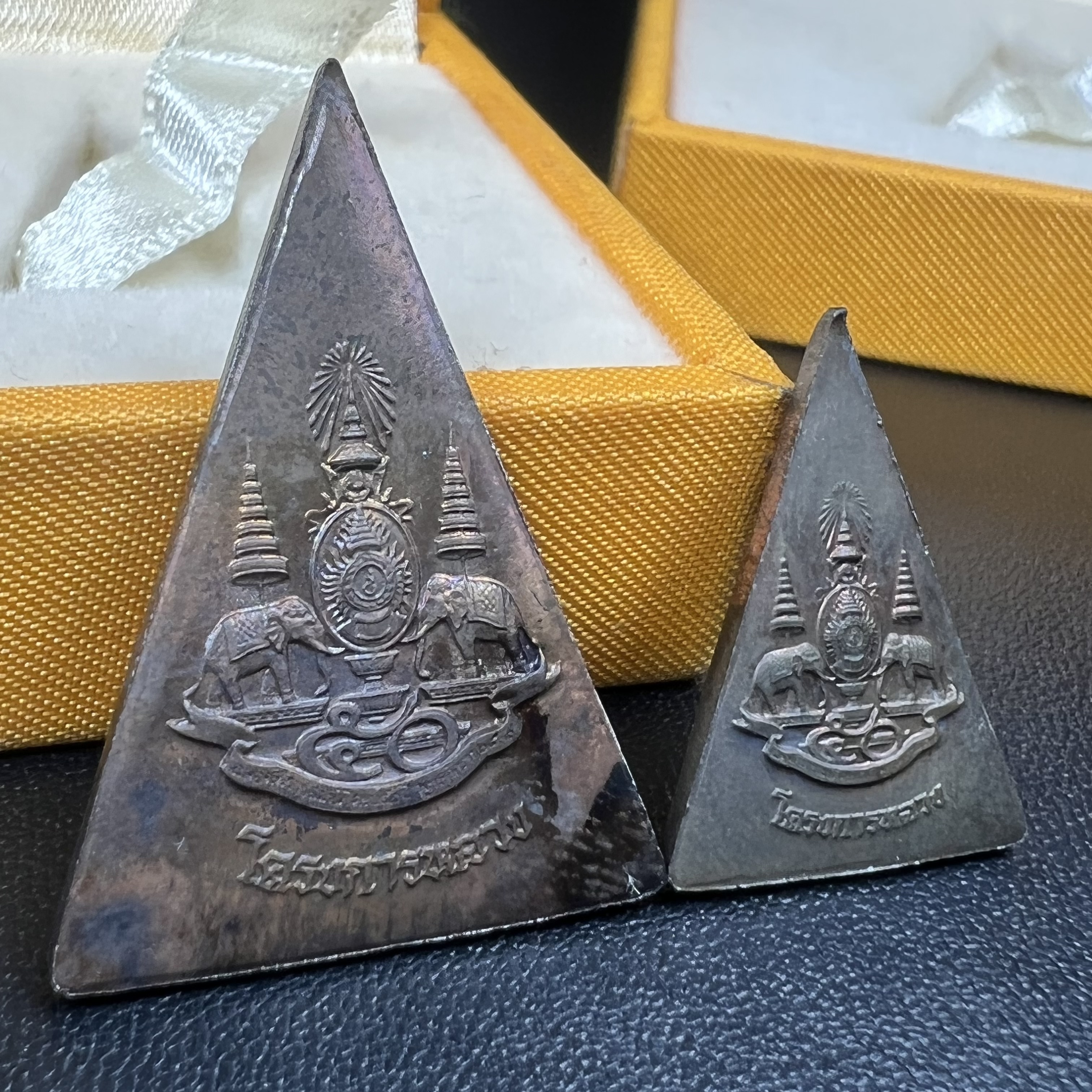 พระพุทธนวราชบพิตร พระพิมพ์จิตรลดา โครงการหลวง ปี2539 (พิมพ์ใหญ่+พิมพ์เล็ก) เนื้อนวโลหะ พร้อมกล่องบรรจุเดิม พิธีใหญ่ ปลุกเสกวัดพระแก้ว(1ชุด 2 องค์)