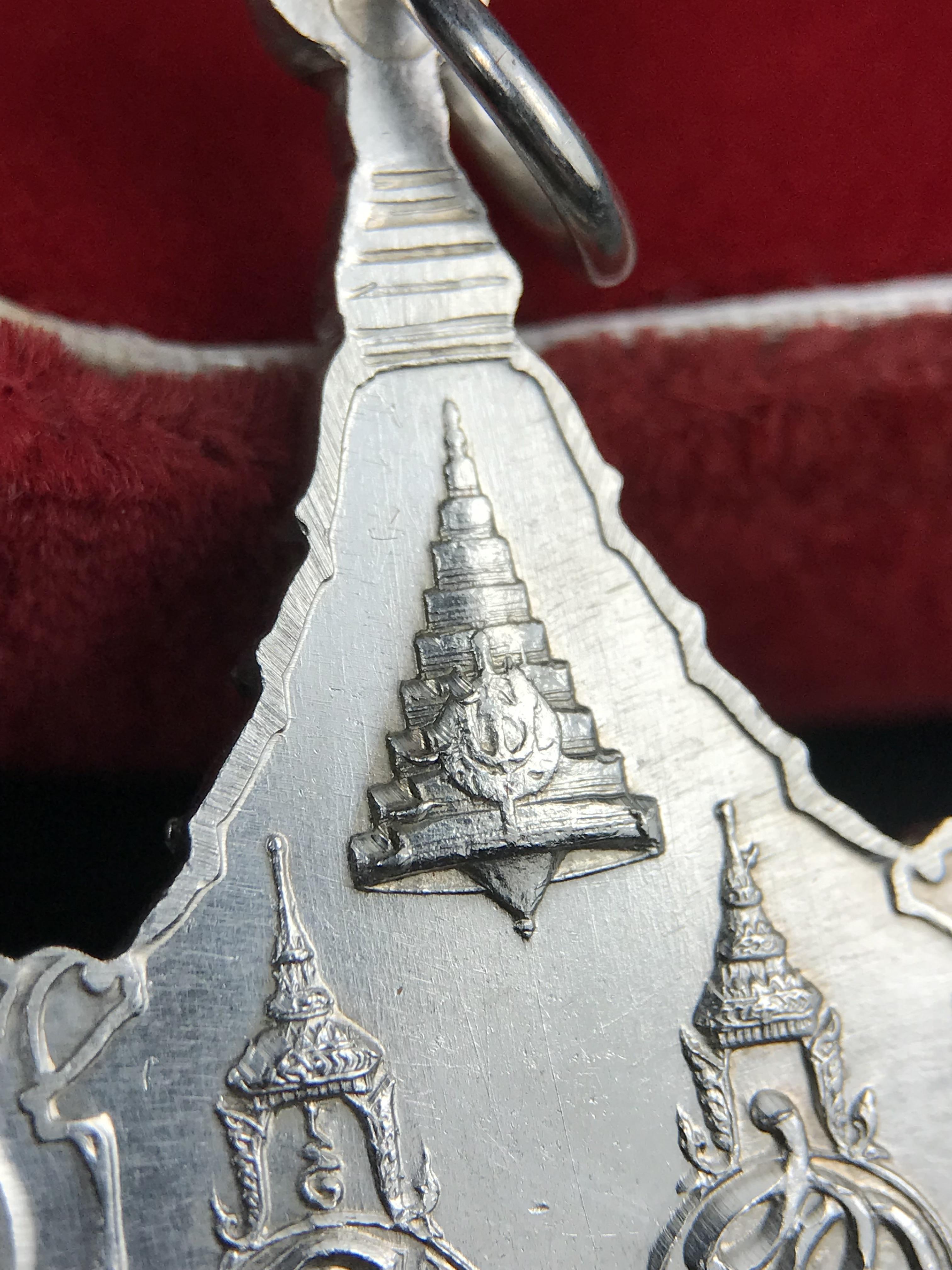 เหรียญพระพุทธญาณนเรศวร์ รุ่นแรก หลังพระปรมาภิไธย ภปร.และ สก.วัดญาณสังวราราม จ.ชลบุรี ปี 2527 เนื้อเงิน(ผิวขาว สวย ใส)ขนาด 2.3 x 3.8 ซม. พร้อมกล่องกำมะหยี่เดิมครบสมบูรณ์ สมเด็จพระญาณสังวร ประธานในพิธีมหาพุทธาภิเษก(เนื้อเงินพบเจอน้อย หายาก)