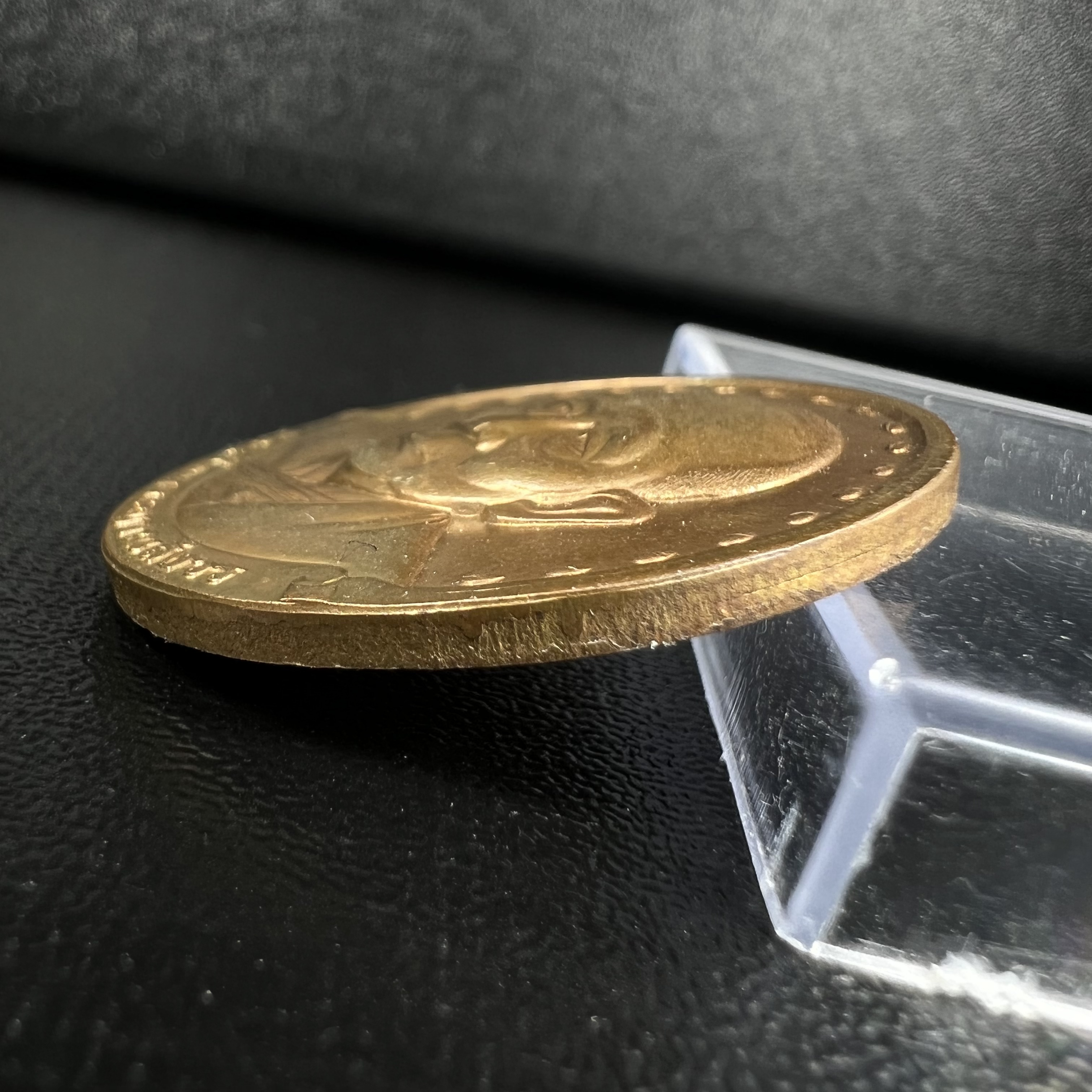 เหรียญรูปเหมือนรุ่นแรก สมเด็จพระญาณสังวร วัดบวรนิเวศวิหาร ปี2528 เนื้อทองแดง(บล็อกนิยม วงเดือน-คางตัด)สภาพสวยหายาก