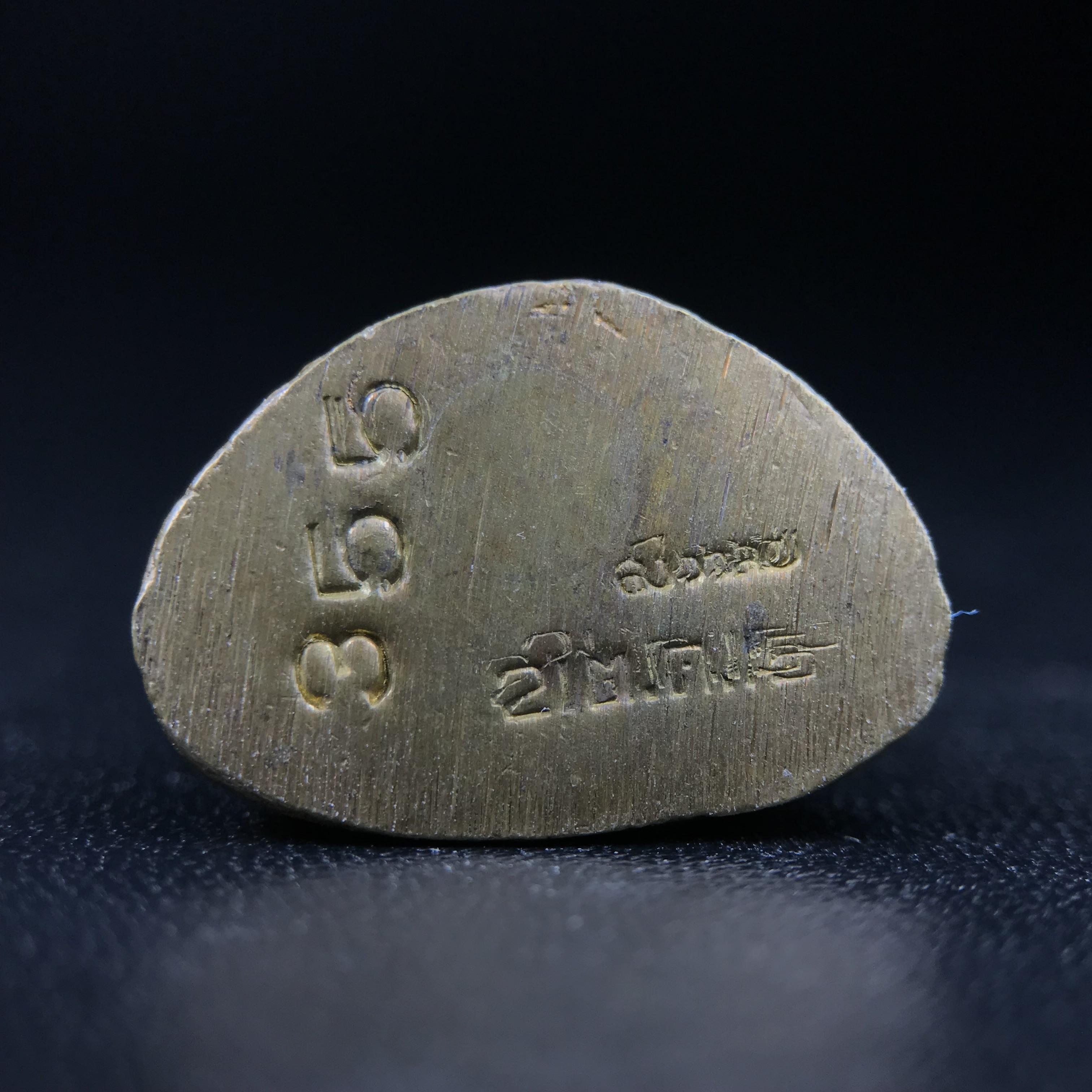 พระกริ่งฝีพระหัตถ์สมเด็จย่า ขนาดห้อยบูชาขนาดเล็ก จัดสร้างขึ้นเนื่องในวาระครบ 6 รอบ เมื่อวันที่21 ตุลาคม พ.ศ.2515(ในหลวงรัชกาลที่ 9 เสด็จพระราชดำเนินทรงเททอง)ปลุกเสกยิ่งใหญ่ เกจิ 108 รูป ร่วมปลุกเสก คัดสภาพสวยแบบนี้พบเจอน้อยมาก หมายเลขต้นๆหลักร้อย หายากมาก