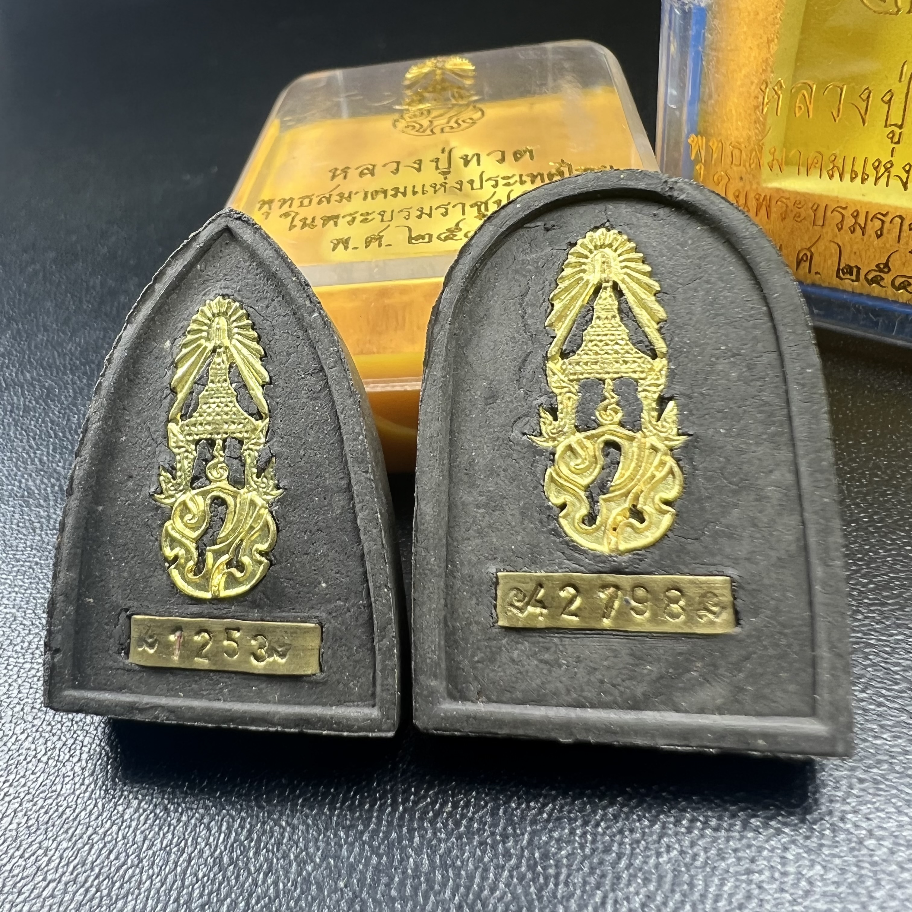 พระหลวงปู่ทวด ภปร.ปี2547 เนื้อว่าน ทรงกลีบบัว (พิมพ์เตารีด)+ทรงกลีบขนุน (พิมพ์พระรอด) (ชนวนเก่า)ด้านหลังมี ภ.ป.ร. เป็นโลหะผสม สูง 3.3 ซม. พร้อมกล่องบรรจุเดิม พิธีใหญ่ มวลสารดี ปลุกเสกวัดพระแก้ว(1ชุด รวม2องค์)