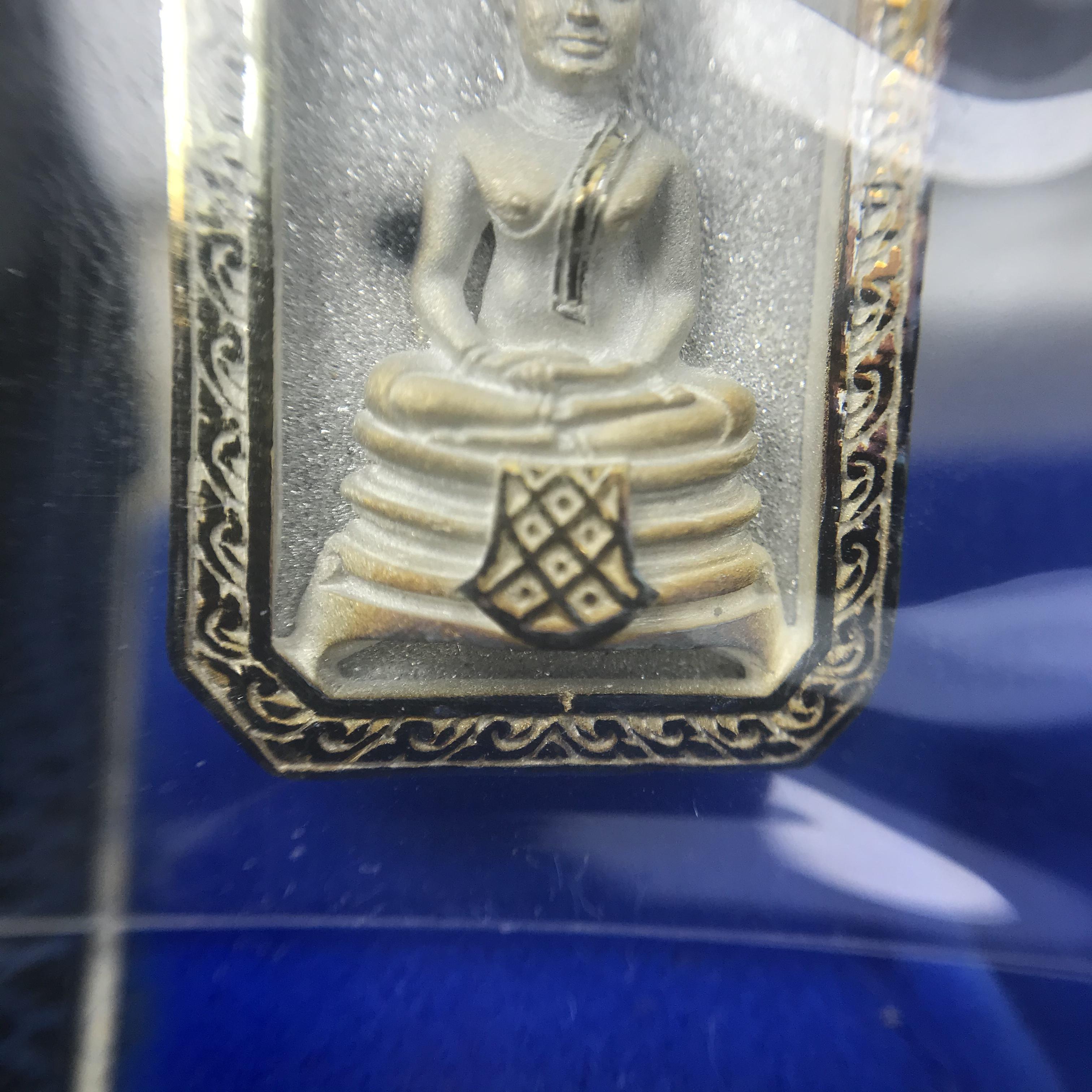 พระพุทธโสธร(หลวงพ่อโสธร) รุ่นสร้างอุโบสถ ปี2539 เนื้อเงิน พิมพ์แปดเหลี่ยม(หายาก) สภาพสวยผิวเดิมขึ้นน้ำทองสีรุ้งแบบนิยม กล่องบรรจุเดิมครบสมบูรณ์