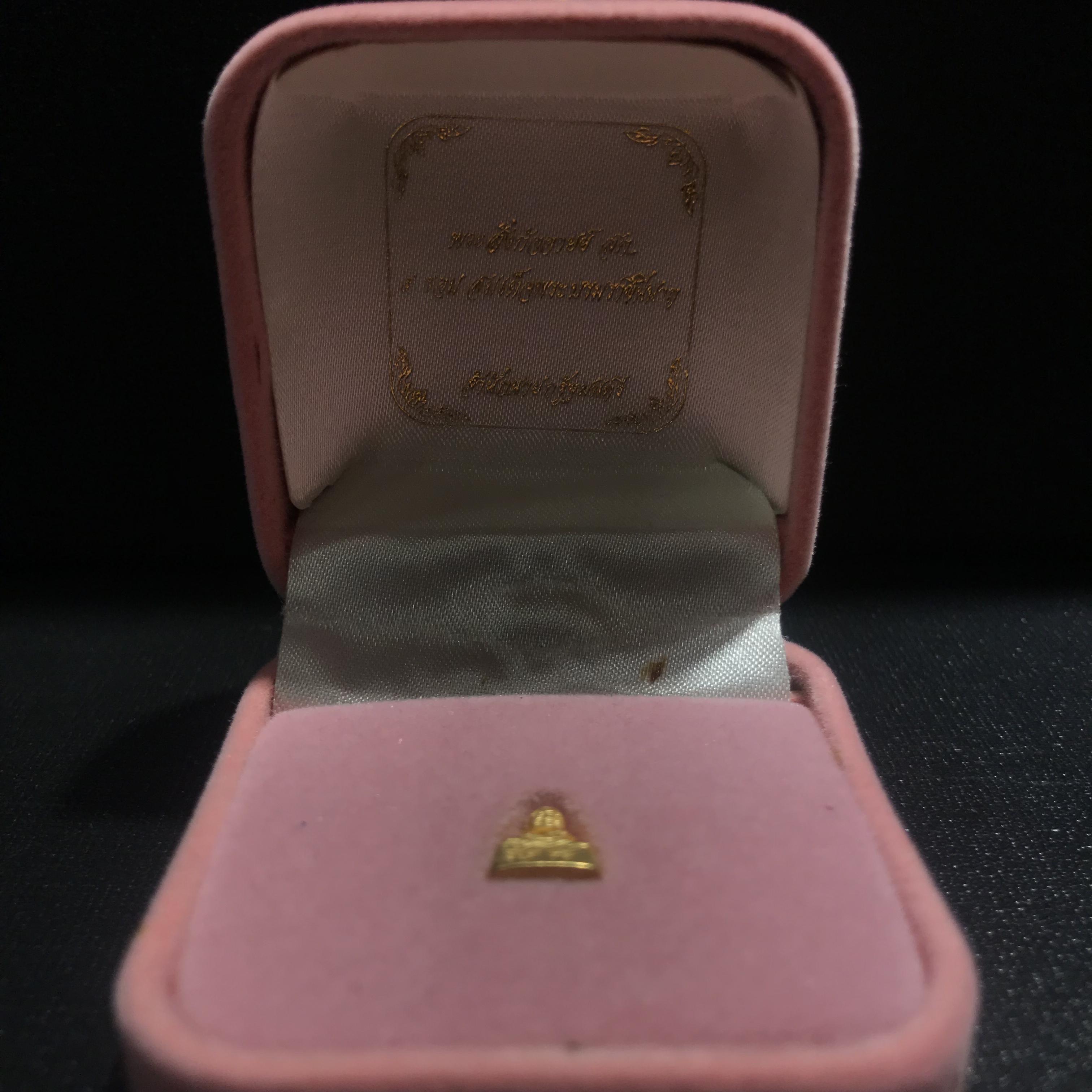 พระสังกัจจายน์ 5 รอบ พระราชินี พ.ศ.2535 เนื้อทองคำหนักหนึ่งสลึง(ในหลวงรัชกาลที่9และสมเด็จพระราชินีเสด็จเททอง)