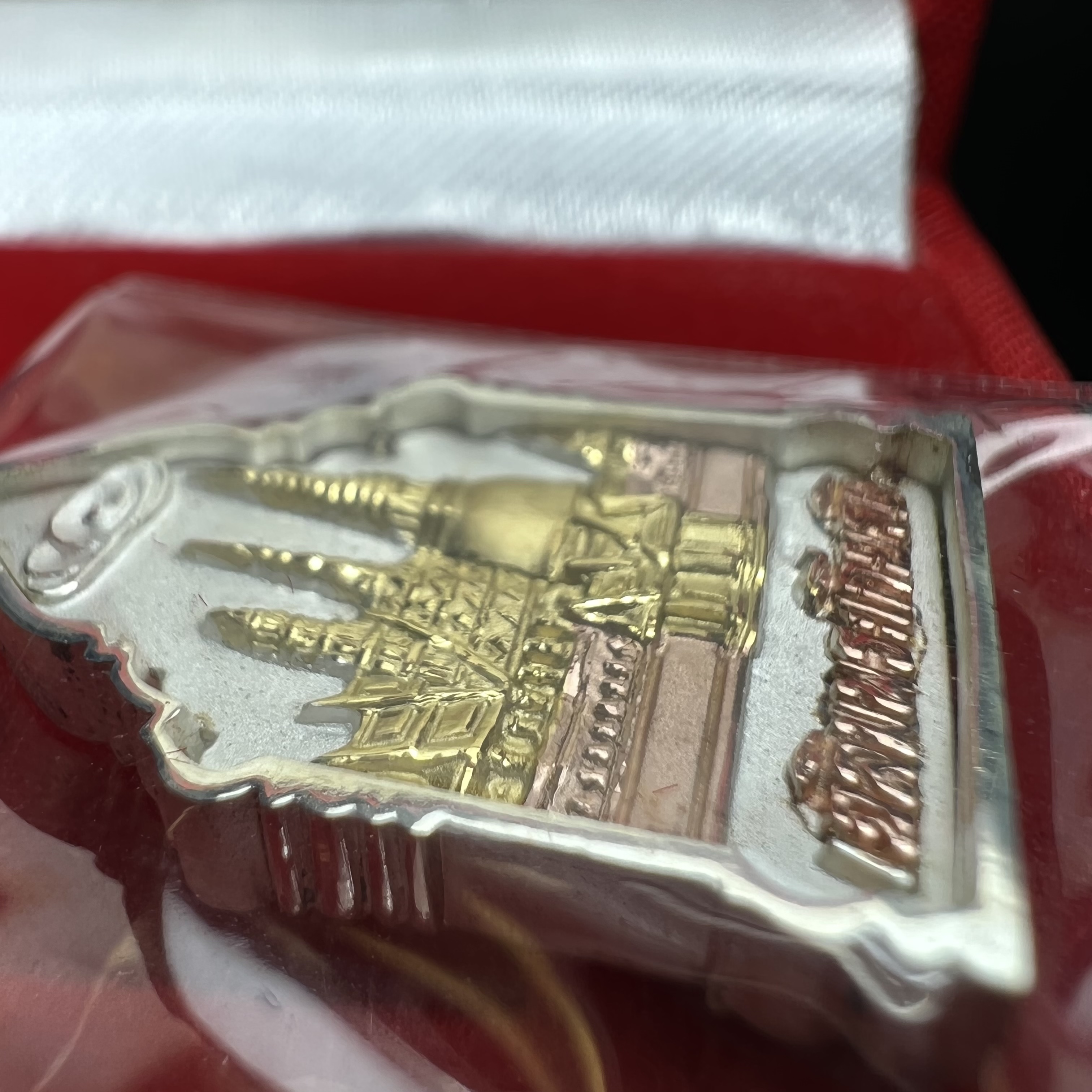 พระพุทธมหามณีรัตนปฎิมากร(พระแก้วมรกต)รุ่น เฉลิมพระเกียรติ วัดพระศรีรัตนศาสดารามราม(วัดพระแก้ว) ปี2543 เนื้อเงินสามกษัตริย์พิมพ์ซุ้มกนกเล็ก สภาพสวยซีนเดิมกล่องครบ