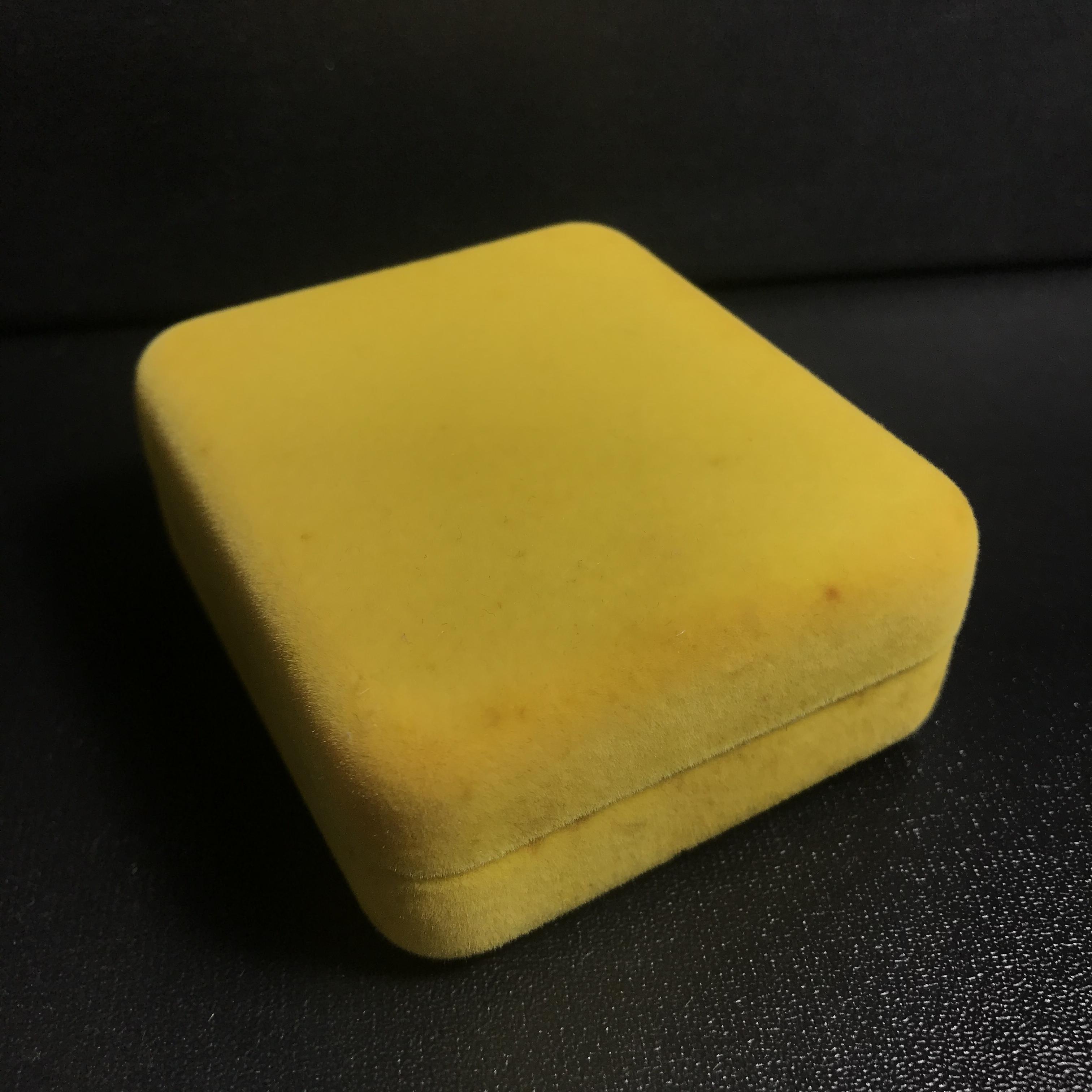 พระแก้วมรกต หลัง สก. รุ่น 60 พรรษามหาราชินี ปี 2537 ชุดกรรมการทองคำ พิมพ์เล็ก เหรียญหล่อทรงหยดน้ำครบชุดพร้อมกล่องบรรจุเดิม หายาก