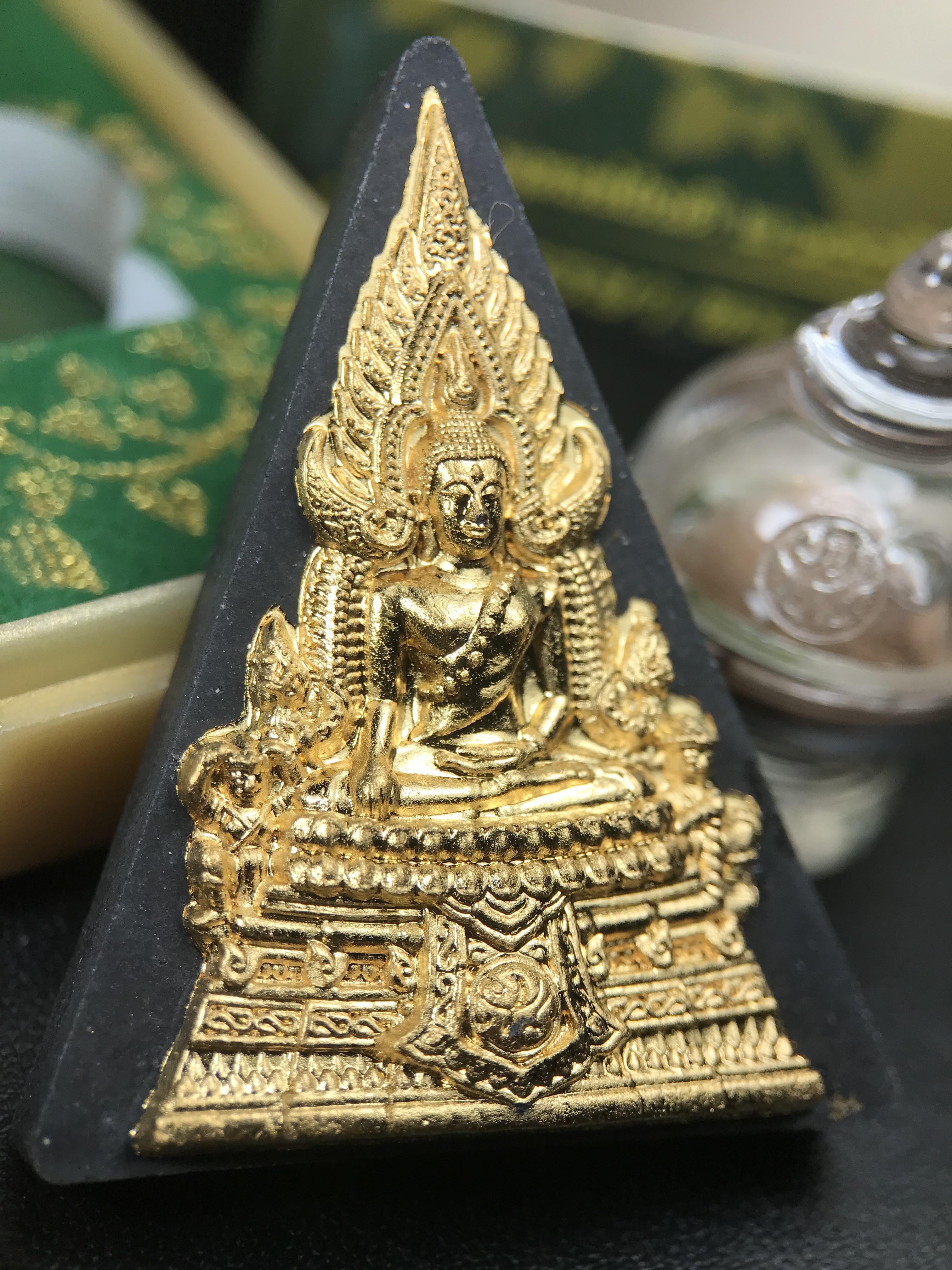 พระพุทธชินราช ภปร. 84พรรษา เนื้อผงปิดทองด้านหน้า หลัง ภ.ป.ร. เนื้อแดง (พระราชทานมวลสาร จิตรลดาและเส้นพระเจ้า(เส้นผม)ในหลวงรัชกาลที่9)พุทธศิลป์ทรงคุณค่าอีกหนึ่งรุ่นยอดนิยม(องค์หมายเลข ๒๕๔๙)1 ใน 10000 องค์