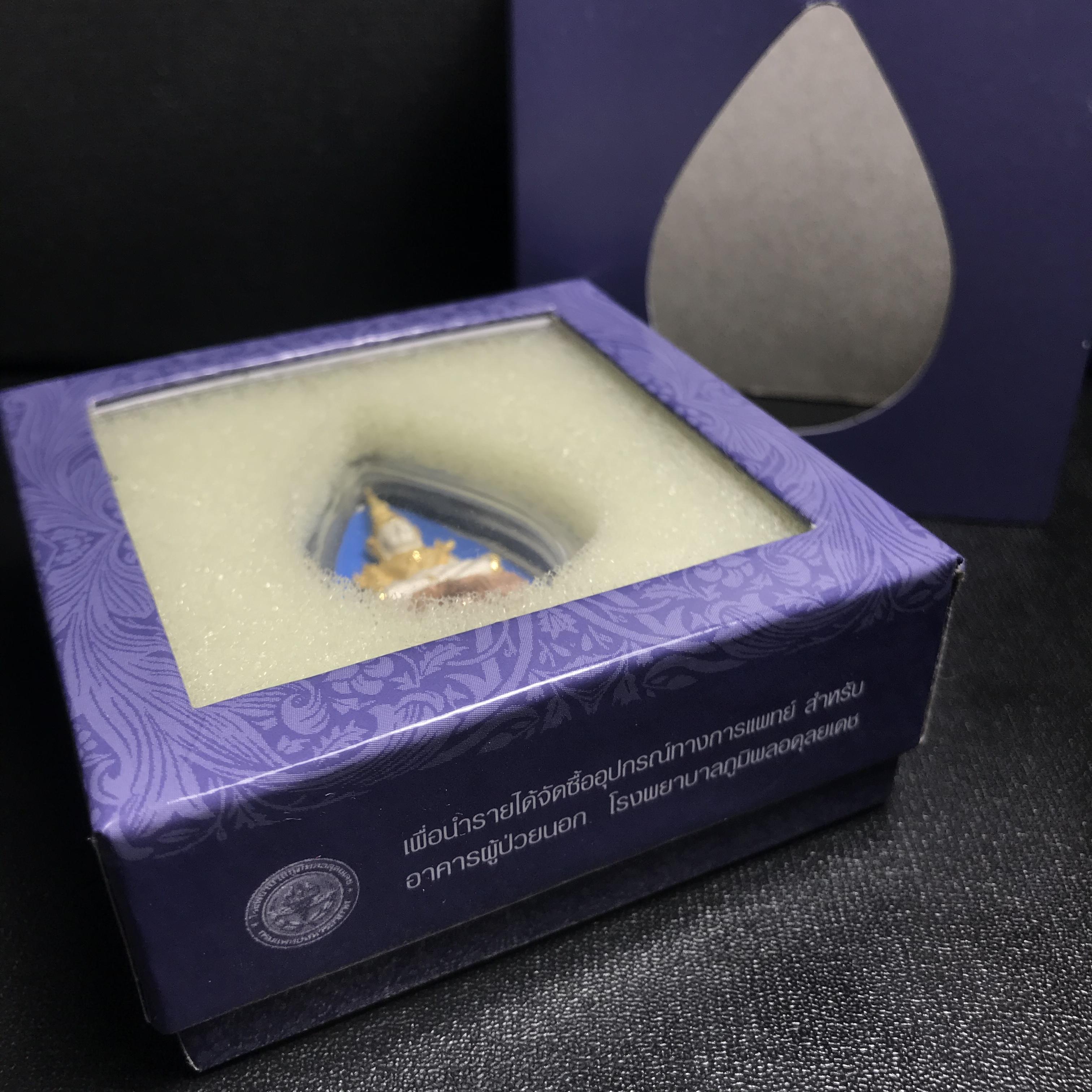 พระแก้วมรกต ภปร. ปี2547 จัดสร้างโดย รพ.ภูมิพลฯ เนื้อเงิน (3 กษัตริย์)ลอยองค์ หน้าตัก 1/2 นิ้ว (สภาพสวย กล่องบรรจุเดิมครบสมบูรณ์) (1ใน3000องค์)องค์หมายเลขมหามงคล 999 (ตองเก้า)เจริญเก้าหน้าในทุกด้าน