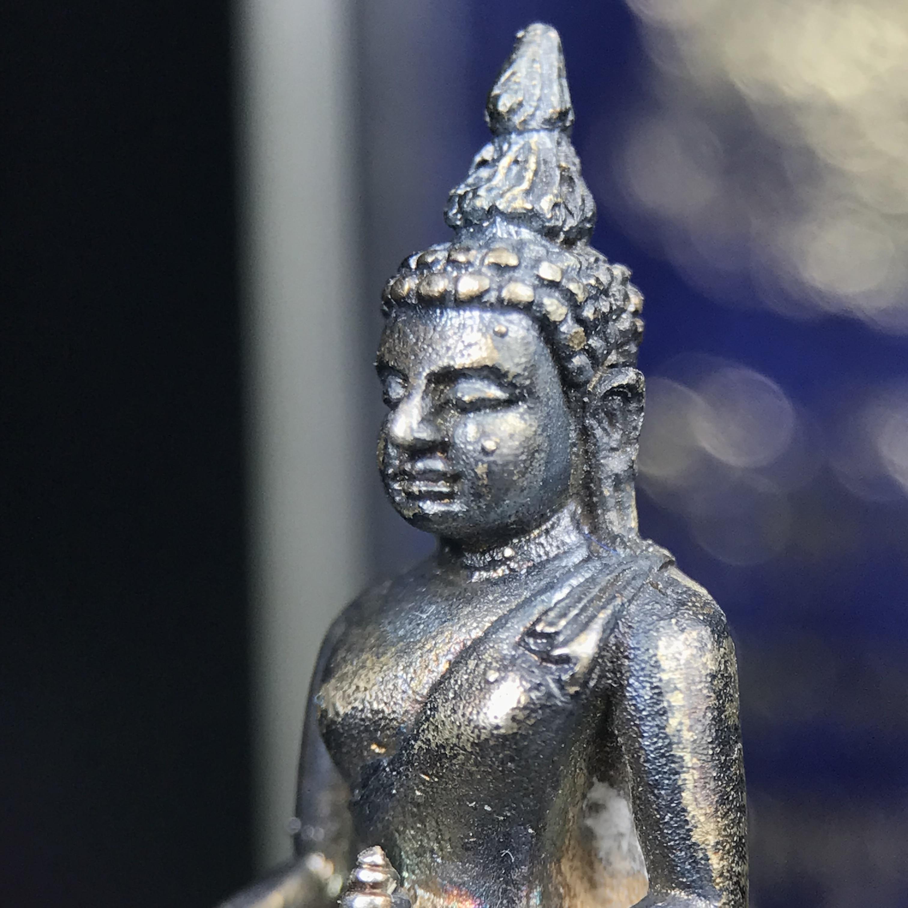 พระกริ่งไพรีพินาศ ภปร. รุ่นแรกของประเทศไทย วัดปทุมวนาราม ปี 2535 เนื้อเงิน(ผิวเดิม ผิวขึ้นรุ้งทั่วองค์ สวย งดงาม)(เข้มขลังทรงอานุภาพยิ่งใหญ่ กำราบศัตรูพ่ายสิ้น) ขนาดสูง 3 ซม. พร้อมกล่องบรรจุเดิมครบสมบูรณ์ (ในหลวงรัชกาลที่9เสด็จเททอง)(1ใน3000องค์)นิยมหายาก