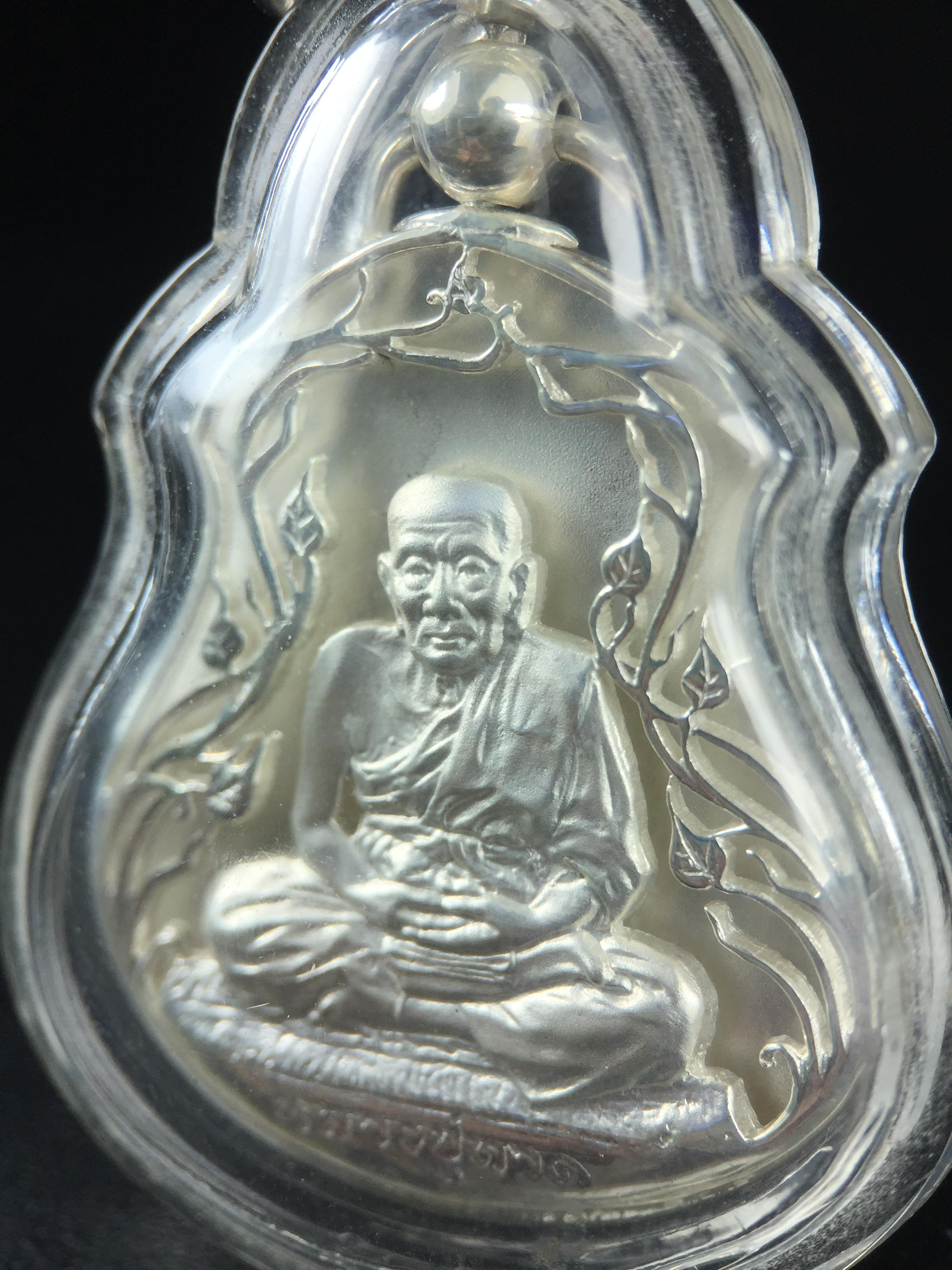 เหรียญหลวงปู่ทวด พระนามาภิไธย สก. แบบงานฉลุโบราณ(HAND MADE) ปี 2544 เนื้อเงิน พิธีปลุกเสก ณ อุโบสถวัดช้างให้ และ พิธีมังคลาภิเษก ณ พระอุโบสถ วัดพระศรีรัตนศาสดาราม(วัดพระแก้ว) (1 ใน 2000 เหรียญ)พบเจอน้อยหายากมาก