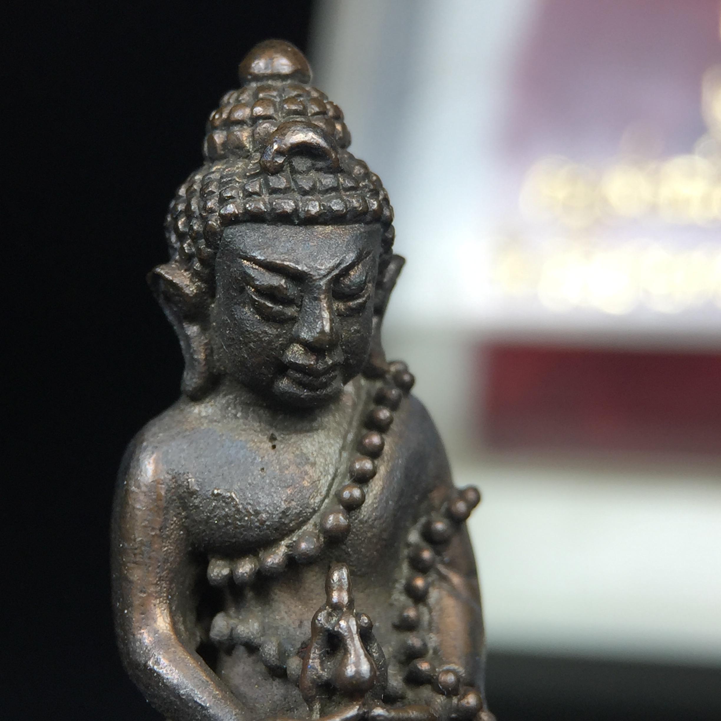 พระกริ่งญาณสังวร(พระกริ่ง ญส.)ปี 2519 เนื้อนวโลหะก้นเงิน สมเด็จพระญาณสังวรและหลวงพ่อคูณ ปริสุทโธ จับสายสูตรร่วมกันในพิธีเททอง ณ อุโบสถวัดบวรนิเวศวิหาร(พิธีใหญ่ เจตนาดี หลวงปู่โต๊ะร่วมปลุกเสก)(สภาพสวยเดิมนอนคากล่องบรรจุเดิมแบบนี้ไม่ควรพลาด)หายาก1ใน2999องค์