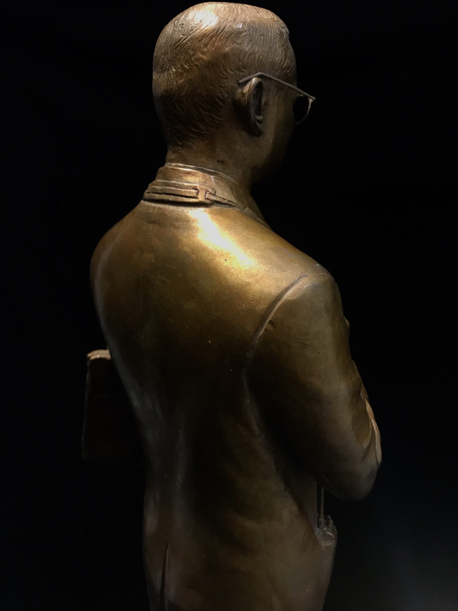 รูปหล่อพระบรมรูปพระบาทสมเด็จพระเจ้าอยู่หัว “ทรงงาน” เนื่องในโอกาสเฉลิมพระชนมพรรษา 86 พรรษา 5 ธันวาคม 2556 (ในหลวงท่านทรงดำริให้จัดสร้าง และ ตรวจงานด้วยพระองค์เอง)