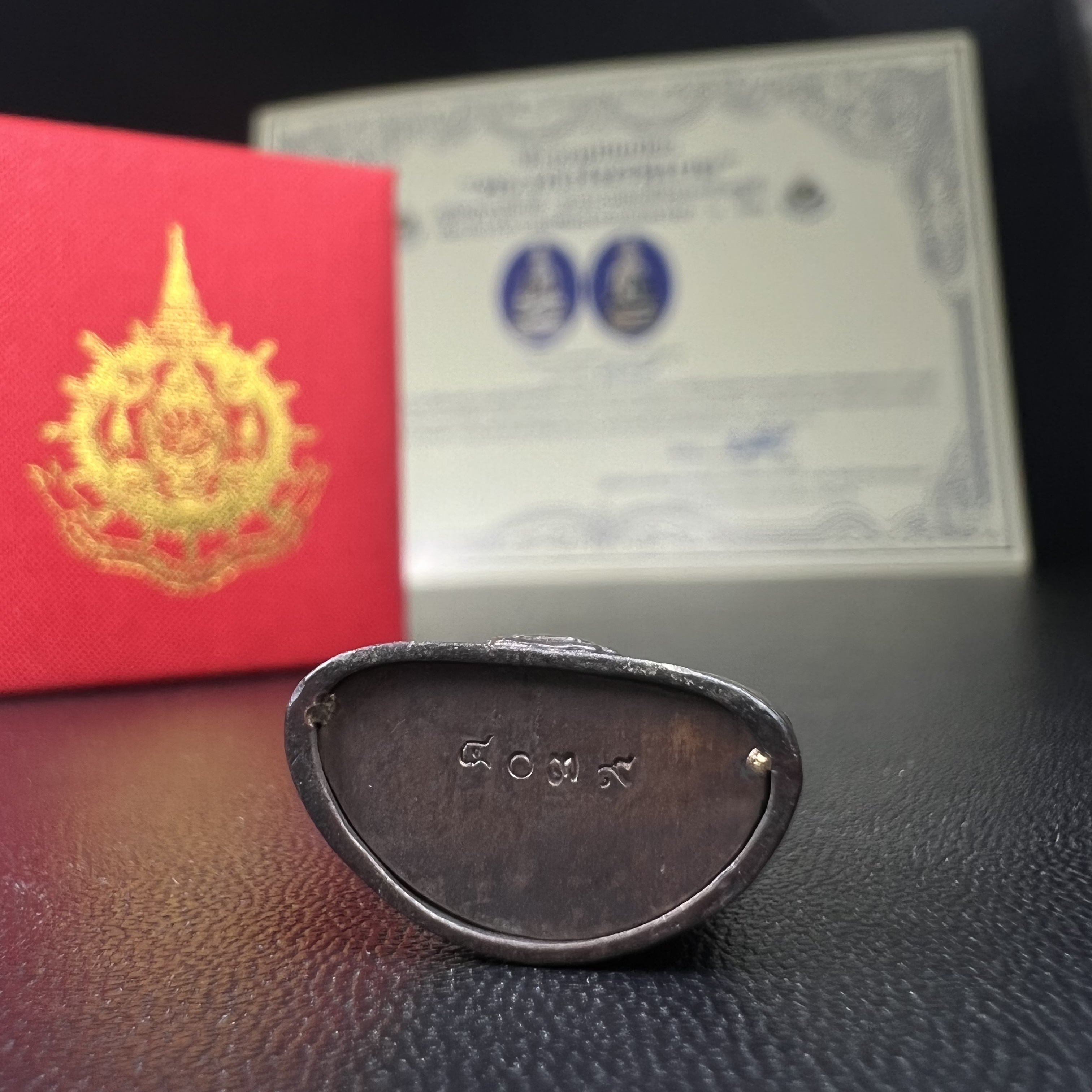 พระกริ่งไพรีพินาศ เฉลิมพระเกียรติ พระบาทสมเด็จพระเจ้าอยู่หัวรัชกาลที่9 พระชนมพรรษา 6 รอบ ปี2542 เนื้อนวโลหะผสมทองคำ(บรรจุเหล็กไหล)ดีนอก-ดีใน***องค์นี้สภาพสวยครบสมบูรณ์ มาพร้อมกล่องเดิมและใบรับรองจากผู้จัดสร้างแบบนี้หายากมาก***