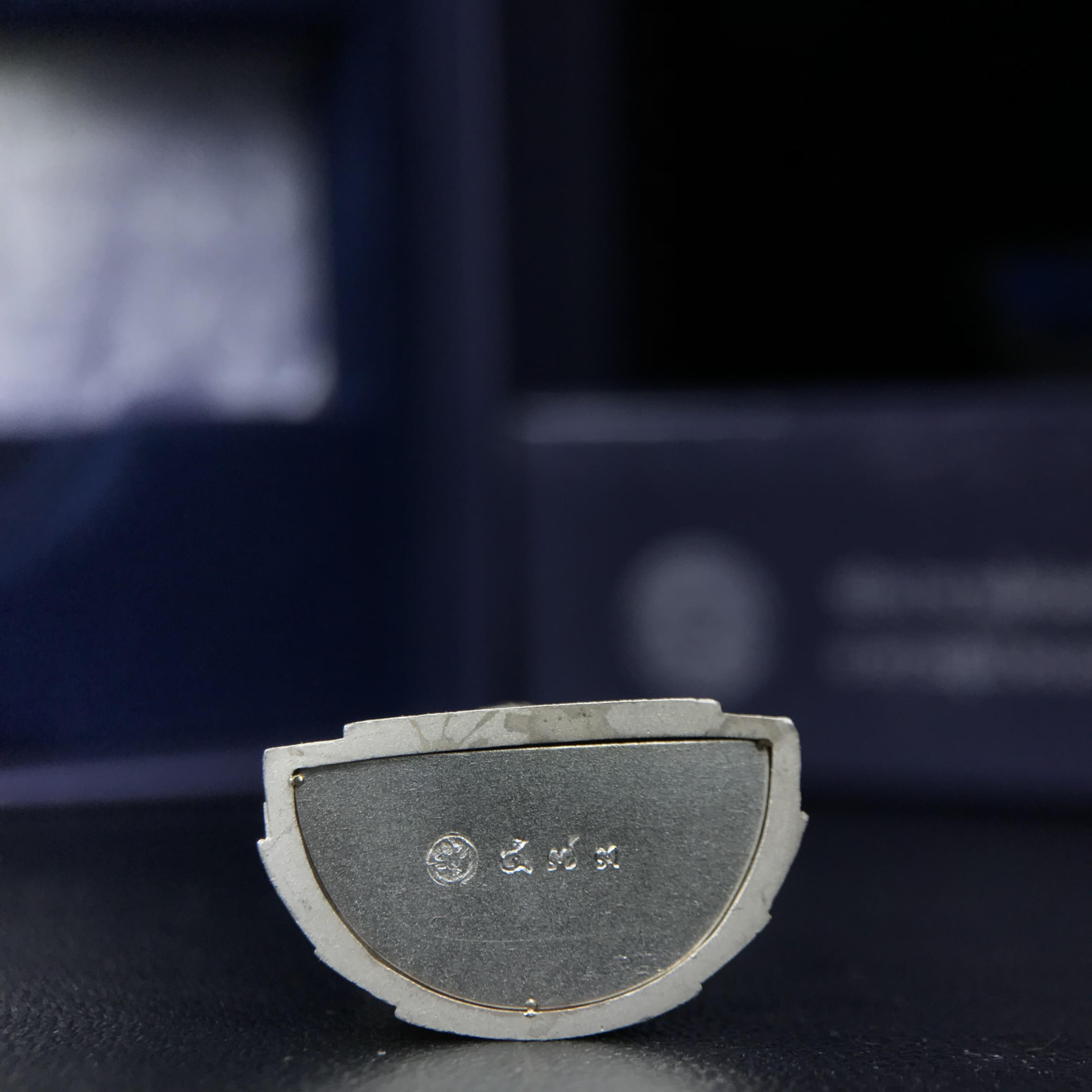 พระแก้วมรกต ภปร. ปี 2547 จัดสร้างโดยโรงพยาบาลภูมิพลอดุลยเดช เนื้อเงิน ลอยองค์ สูง 3.7 ซม.หน้าตัก 1/2 นิ้ว พิธีมหามังคาภิเษก ณ พระอุโบสถวัดพระศรีรัตนศาสดาราม(วัดพระแก้ว) งดงามทรงคุณค่าอีกหนึ่งรุ่นยอดนิยม หายาก(หมายเลขต้นๆหลักร้อย ๕๗๓)(1ใน3000องค์)