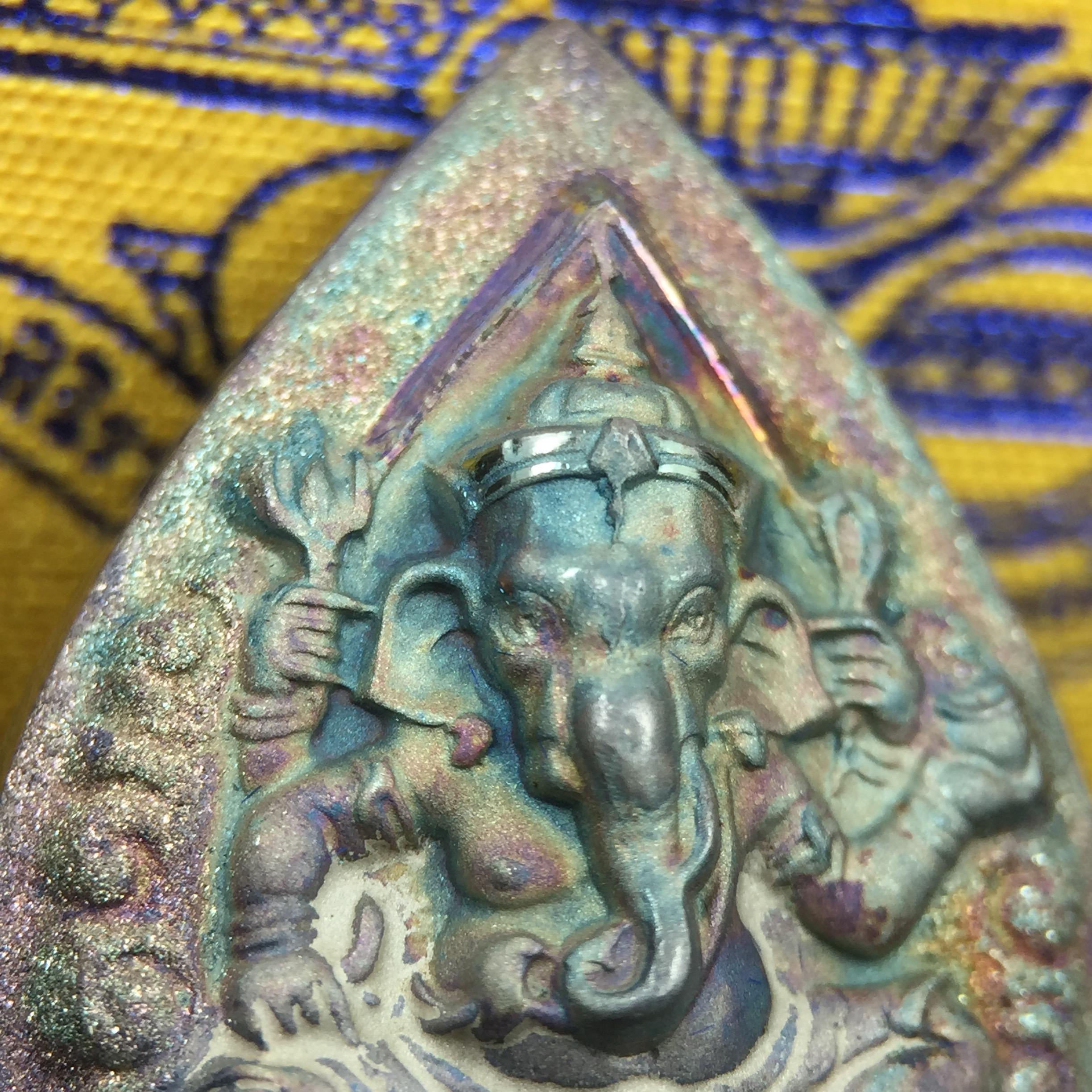 เหรียญพระพิฆเนศวร ญสส. ชุดกาญจนาภิเษกครองราชย์ 50 ปี พุทธศักราช 2538 พิมพ์ใหญ่(2.9 ซม.) เนื้อเงินผิวเดิมกลับดำขึ้นสีรุ้งเข้มขลังงดงามธรรมชาติสร้างสรรค์ สภาพสวยเดิมพร้อมกล่องบรรจุเดิม ตอกโค๊ดหมายเลขกำกับ(1ใน 5539องค์)