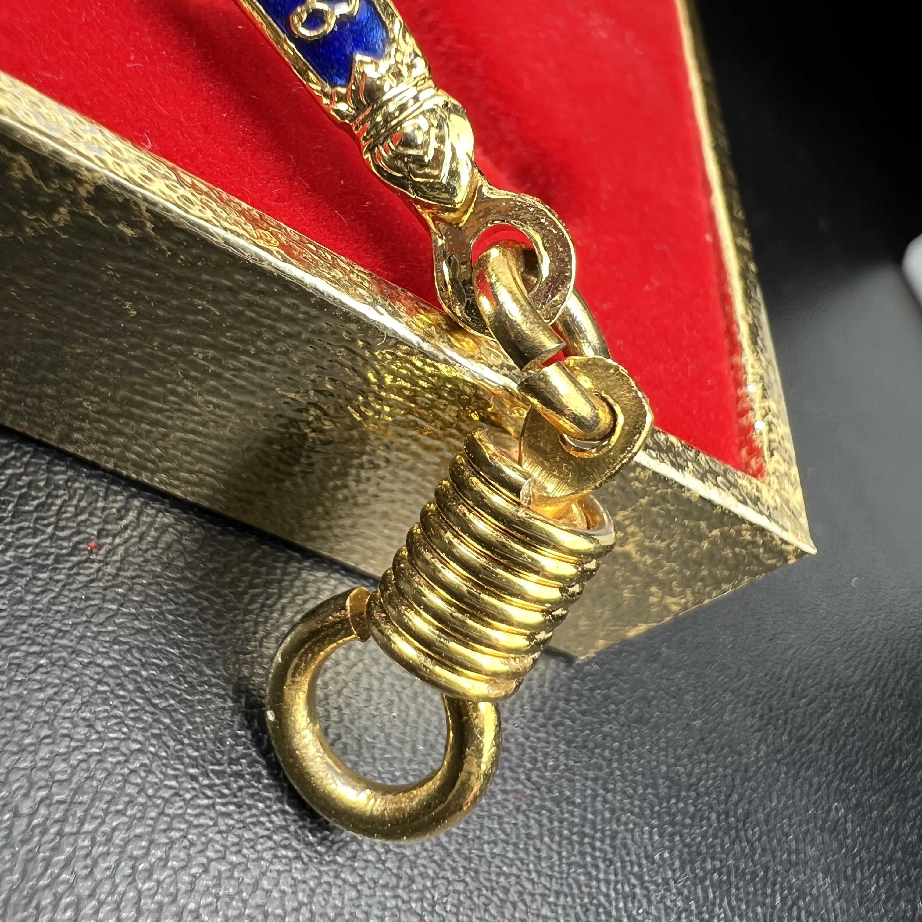 แหนบ ญสส. ๘๔ พรรษา ช้างสามเศียร รุ่นแรก วัดบวรนิเวศวิหาร สร้างในมหามงคลวโรกาสฉลองพระชนมายุ 84 พรรษา สมเด็จพระญาณสังวร สมเด็จพระสังฆราช 3 ตุลาคม 2540 เนื้อชุบทองลงยาราชาวดี พร้อมกล่องบรรจุเดิมครบ