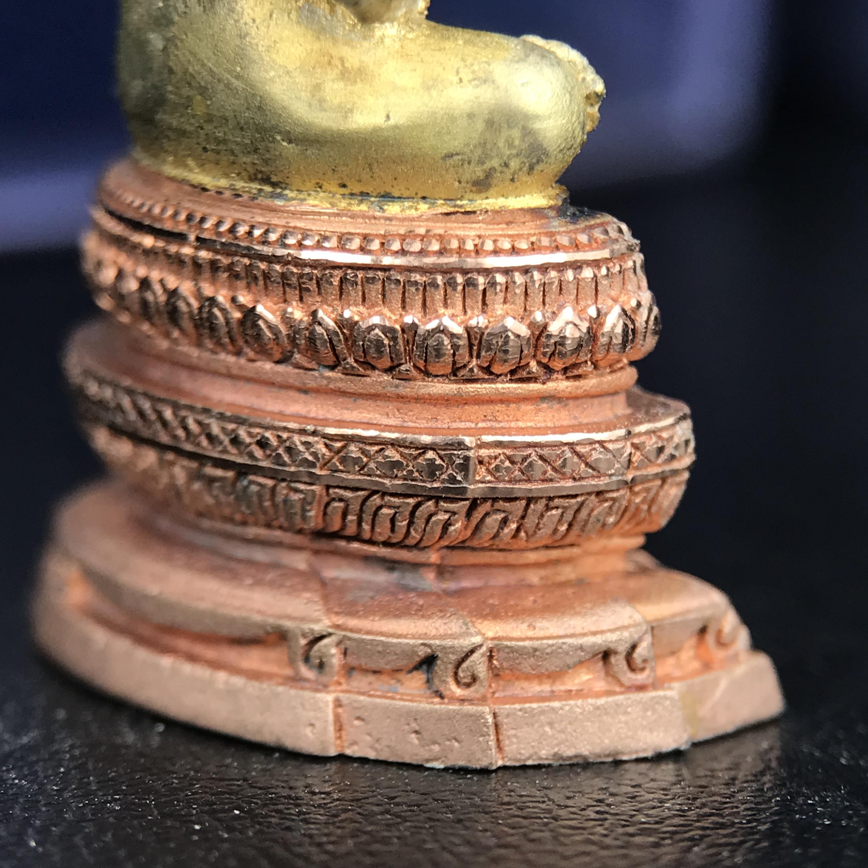 พระแก้วมรกต ภปร. ปี 2547 จัดสร้างโดยโรงพยาบาลภูมิพลอดุลยเดช เนื้อเงิน(3 กษัตริย์) ลอยองค์ หน้าตัก 1/2 นิ้ว สูง 3.7 ซม.พิธีมหามังคาภิเษก ณ พระอุโบสถวัดพระศรีรัตนศาสดาราม(วัดพระแก้ว) งดงามทรงคุณค่าอีกหนึ่งรุ่นยอดนิยม หายาก(องค์หมายเลข ๑๔๑๖)