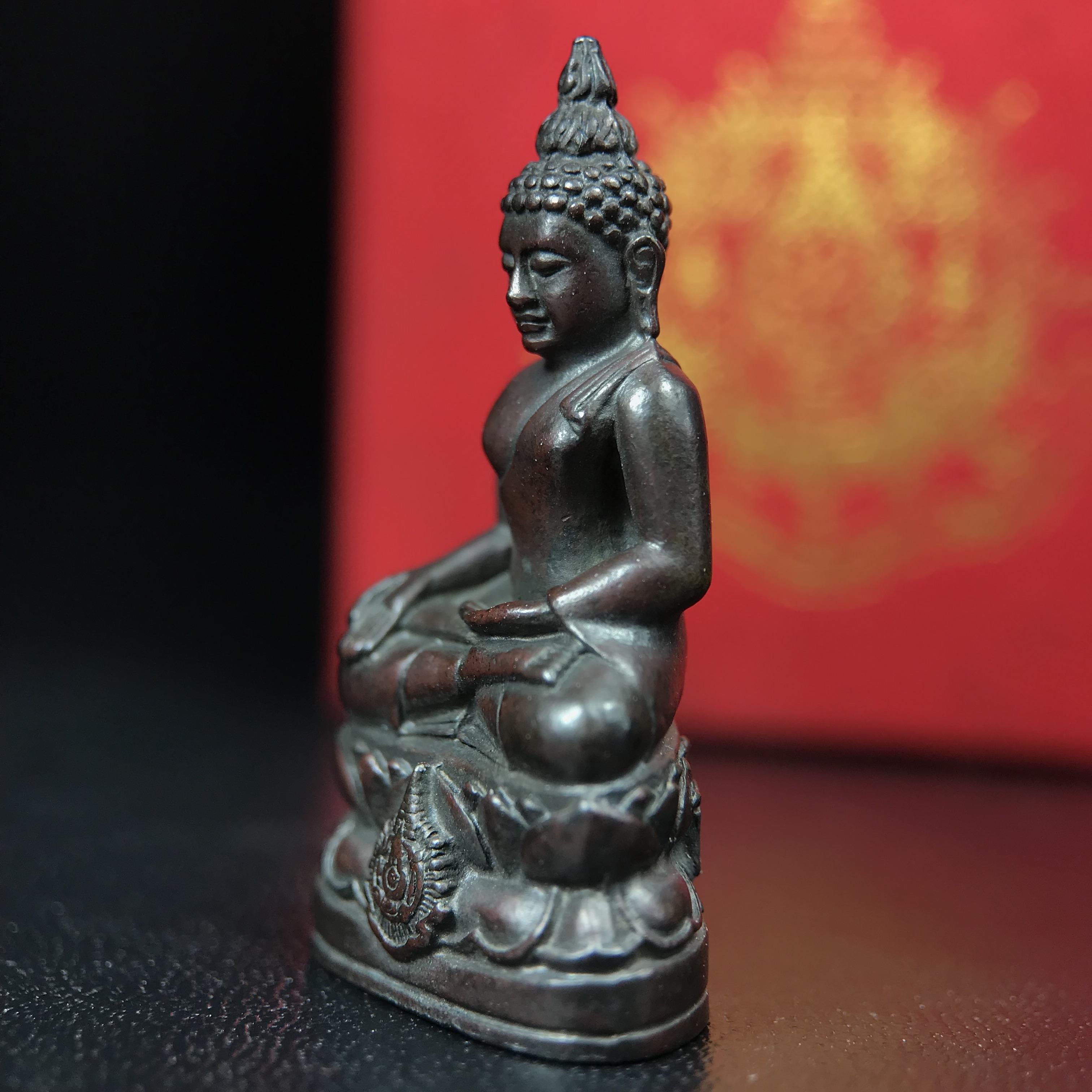 พระกริ่งไพรีพินาศ บรรจุเหล็กไหล ครั้งแรกและครั้งเดียวในประวัติศาสตร์ เฉลิมพระเกียรติ พระบาทสมเด็จพระเจ้าอยู่หัวรัชกาลที่9 พระชนมพรรษา 6 รอบ ปี2542 เนื้อนวโลหะผสมทองคำ(บรรจุเหล็กไหล)ดีนอก-ดีใน พิธีใหญ่ มวลสารเด่น (หายาก)