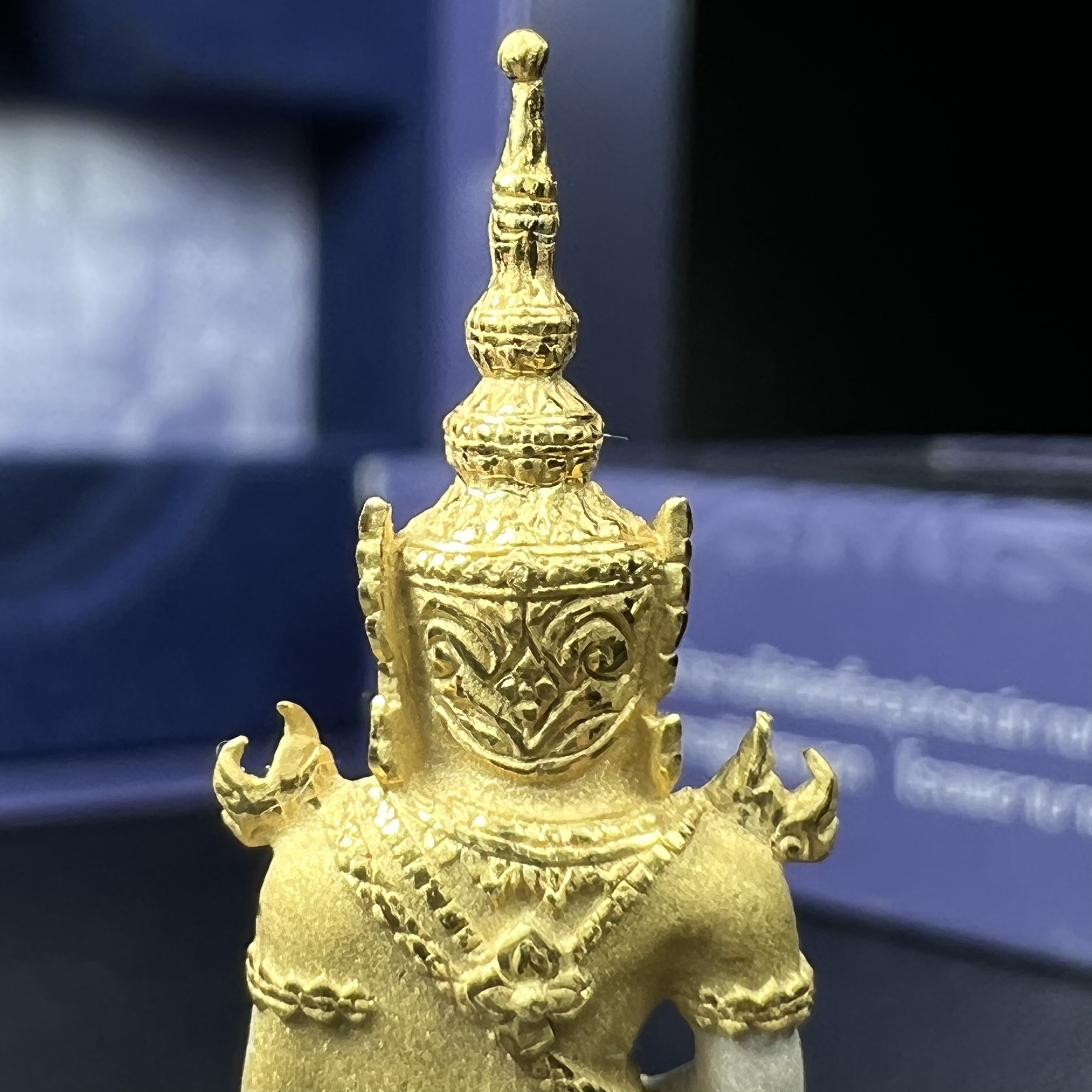 พระแก้วมรกต ภปร. ปี2547 จัดสร้างโดย รพ.ภูมิพลฯ เนื้อเงิน (3 กษัตริย์)ลอยองค์ หน้าตัก 1/2 นิ้ว งดงามทรงคุณค่าอีกหนึ่งรุ่นยอดนิยม หายาก